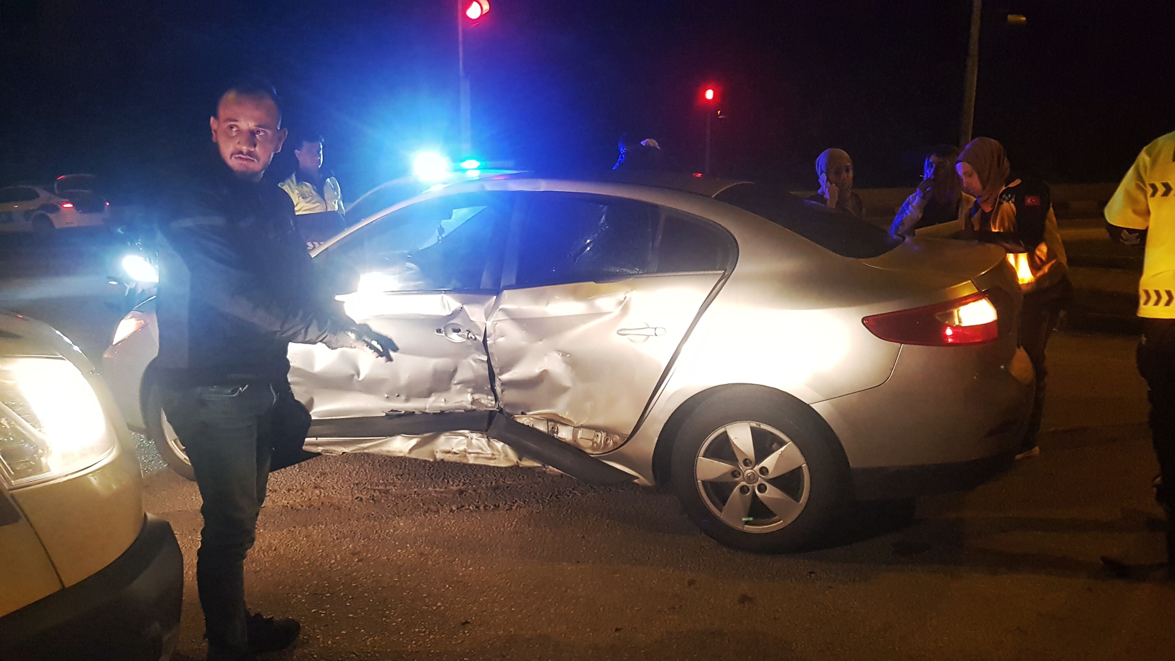 Karabük'te Iki Otomobil Çarpıştı 2 Yaralı (2)