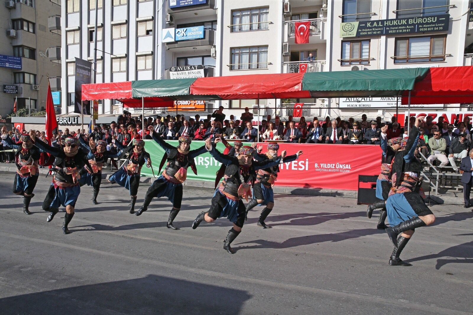 Karşıyaka Sokakları Cumhuriyet Marşları Ile Yankılandı