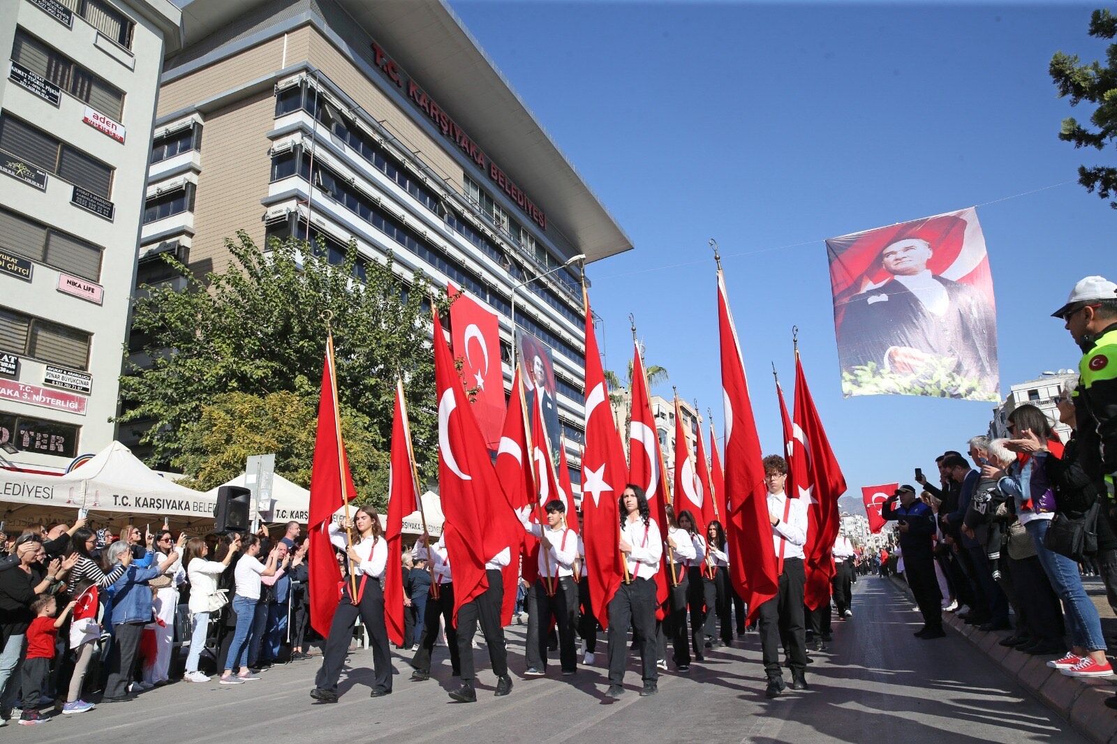Karşıyaka Sokakları Cumhuriyet Marşları Ile Yankılandı1