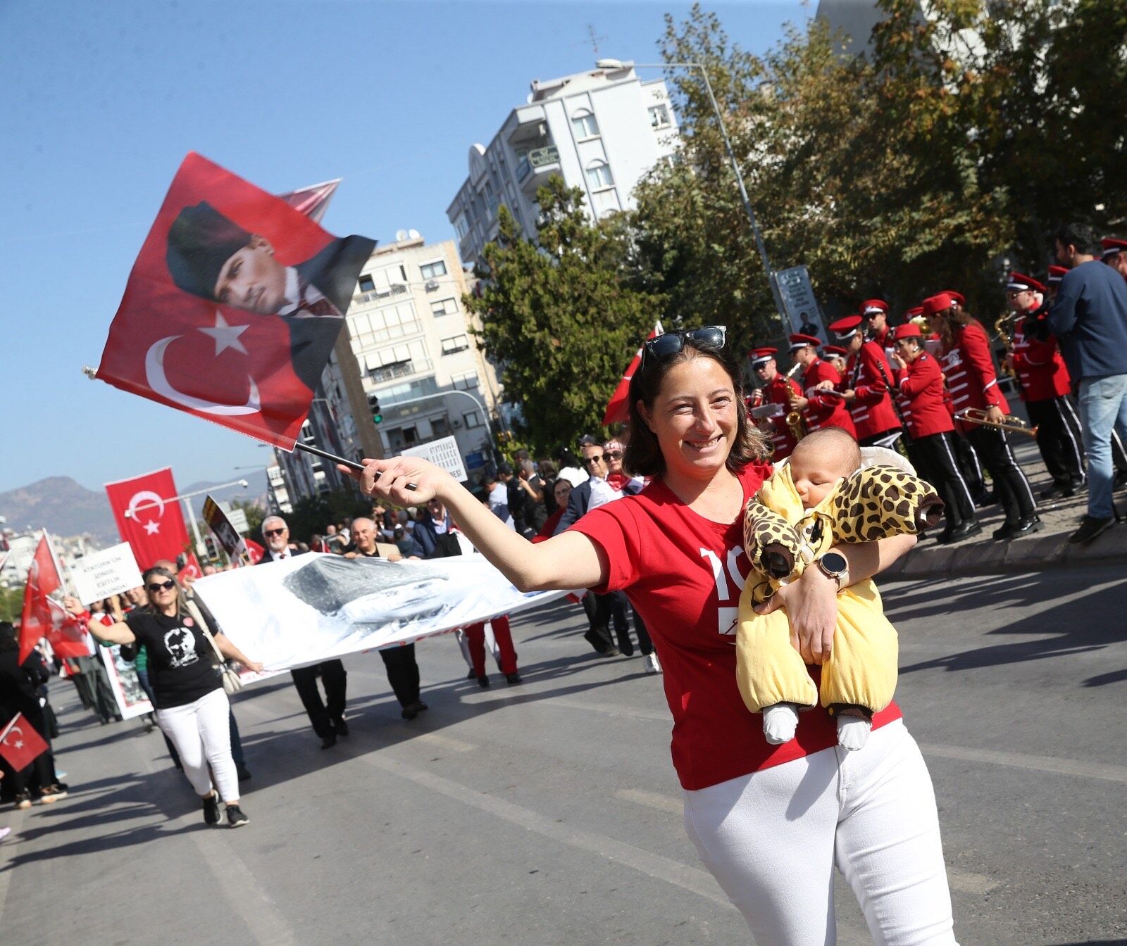 Karşıyaka Sokakları Cumhuriyet Marşları Ile Yankılandı4