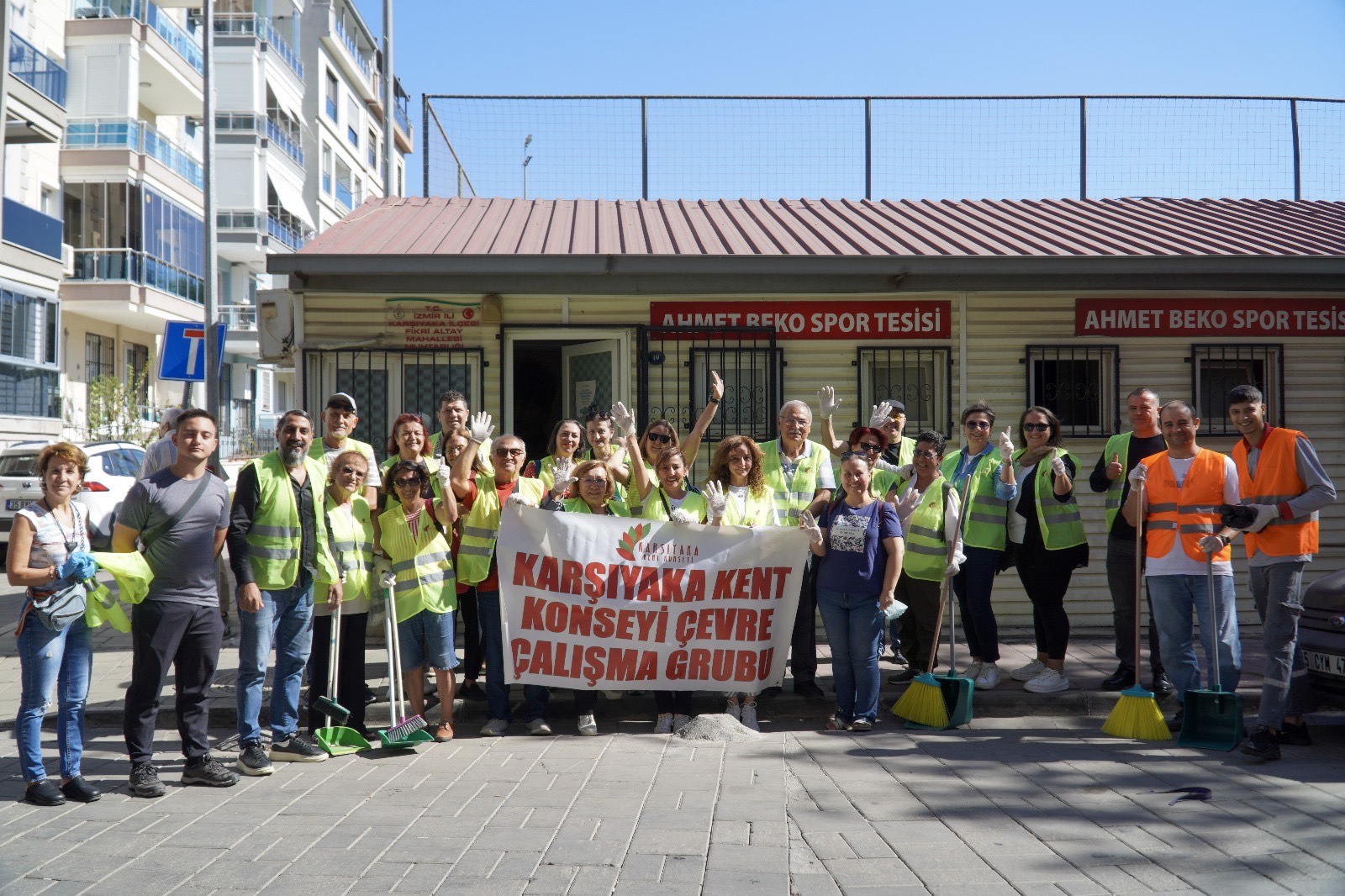 Karşıyaka’da Gönüllüler Temizlik Için El Ele Verdi!2