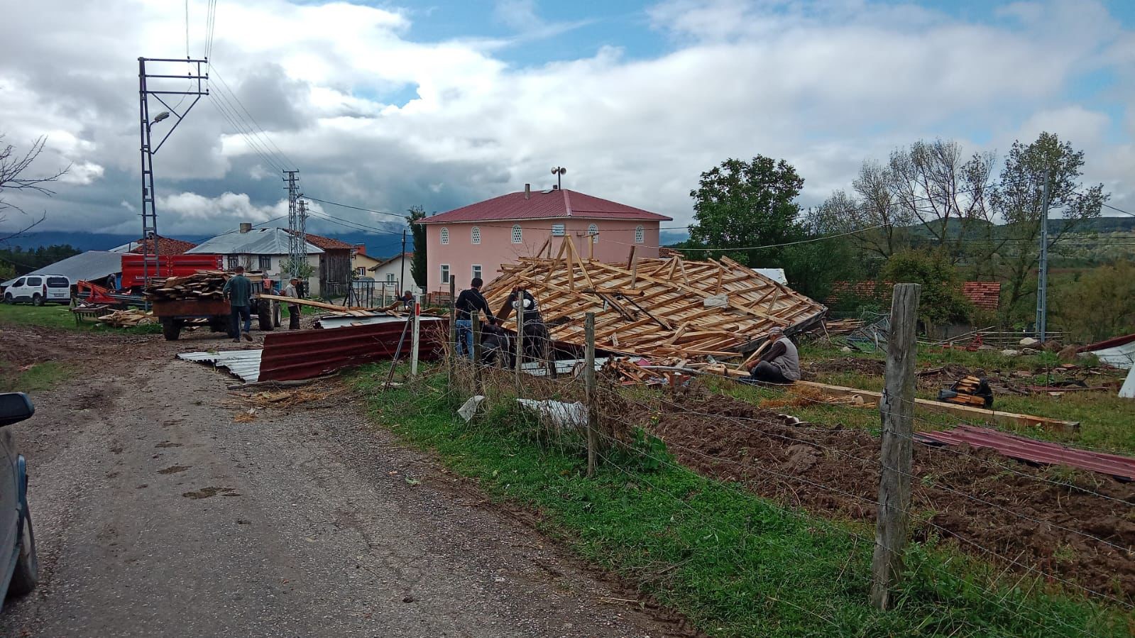 Kastamonu'da Fırtına Çatı Uçurdu (5)