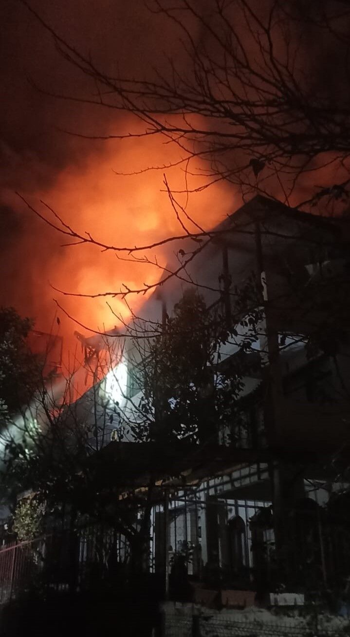 Kocaeli’nde 2 Katlı Ev Alevlere Teslim Oldu
