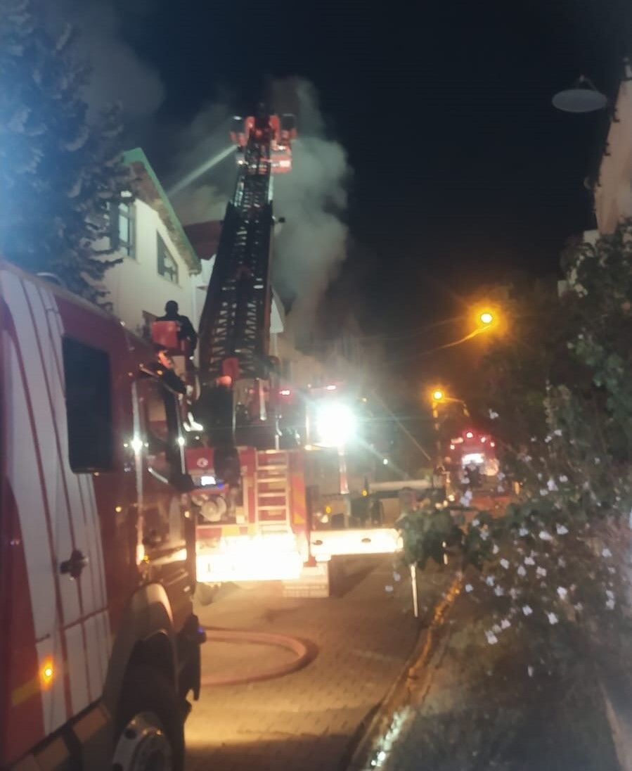 Kocaeli’nde 2 Katlı Ev Alevlere Teslim Oldu0