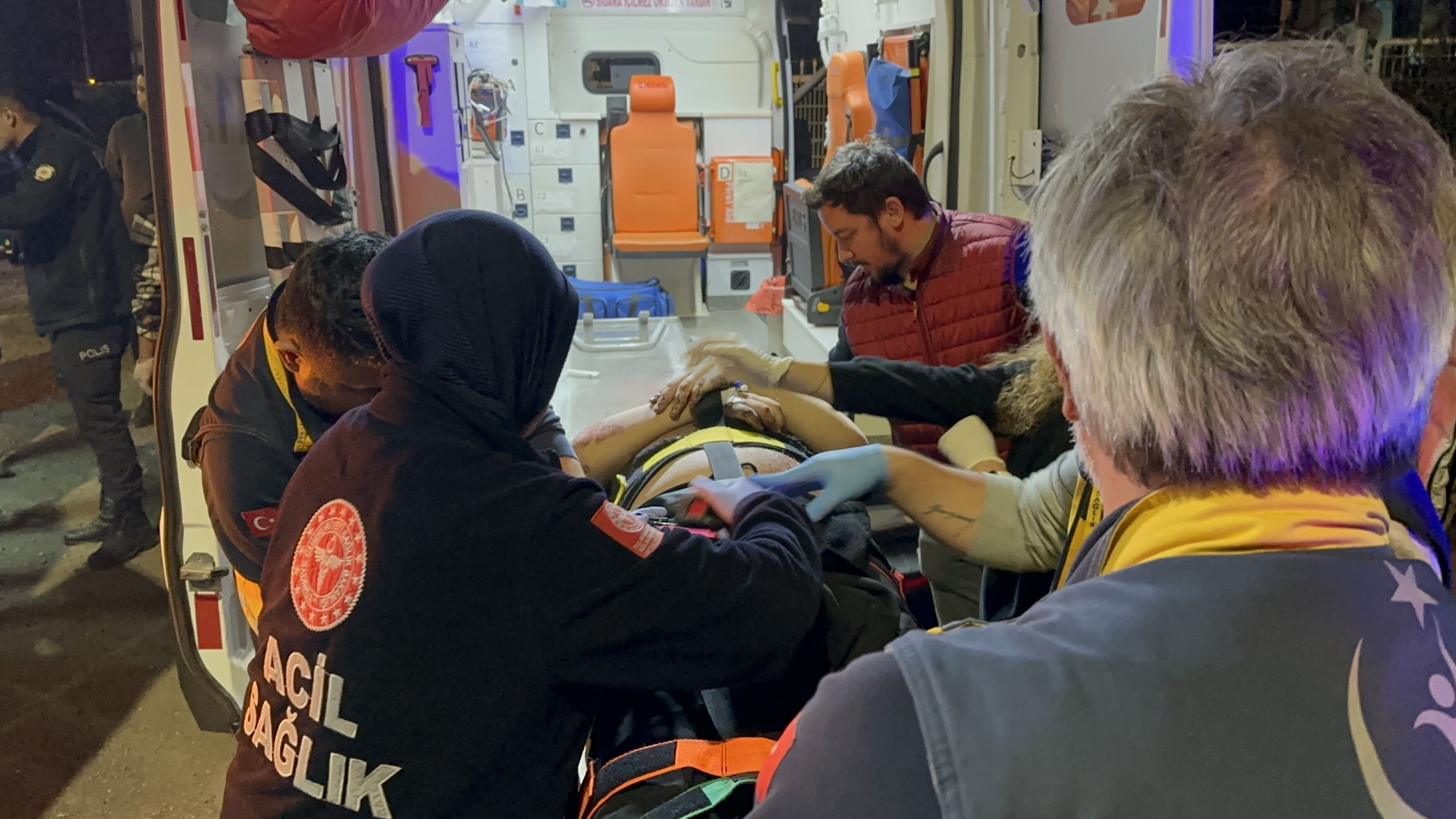 Kontrolden Çıkan Otomobil Bariyer Ve Duvara Çarptı 1'I Ağır 5 Yaralı0