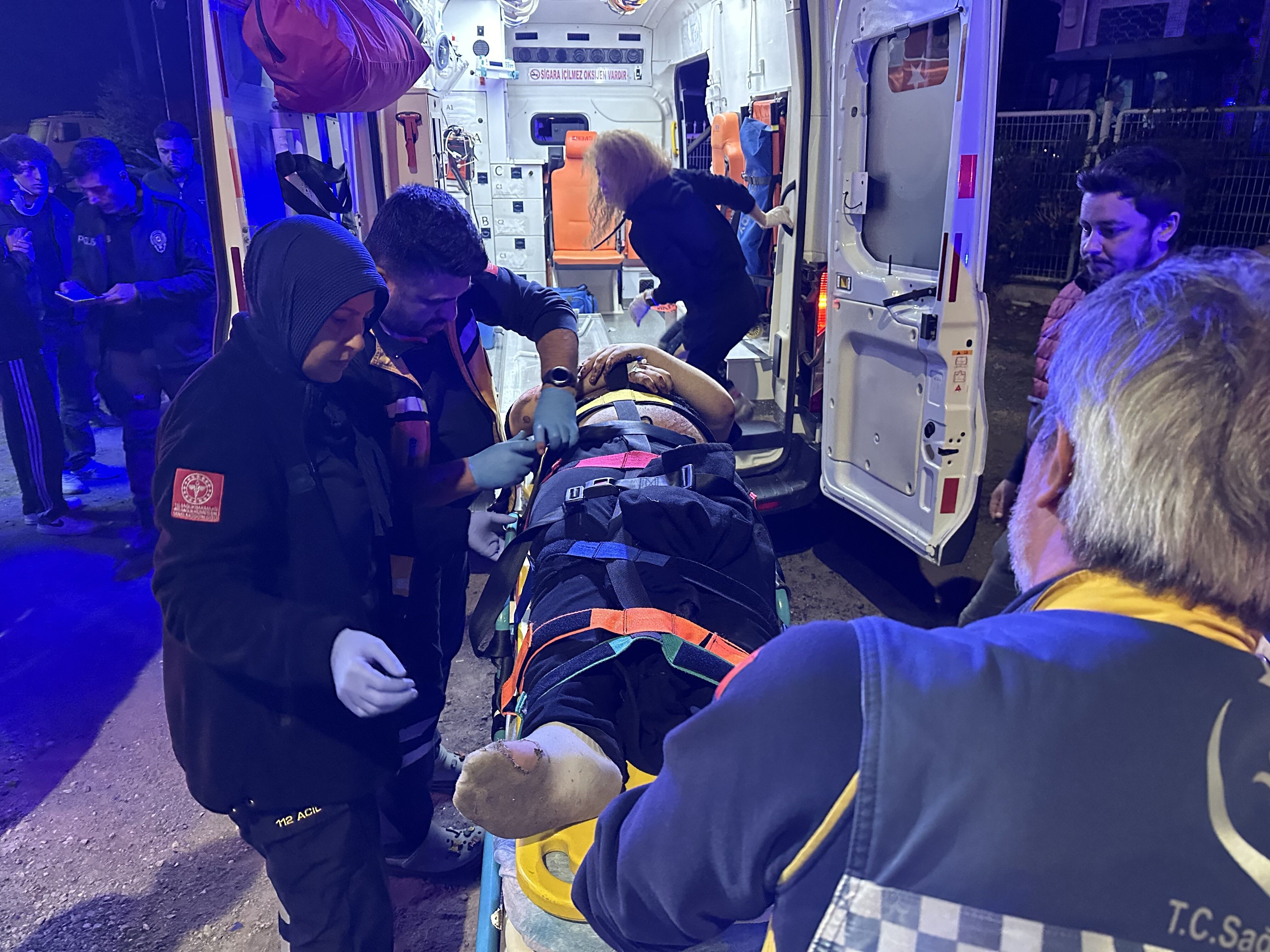 Kontrolden Çıkan Otomobil Bariyer Ve Duvara Çarptı 1'I Ağır 5 Yaralı1