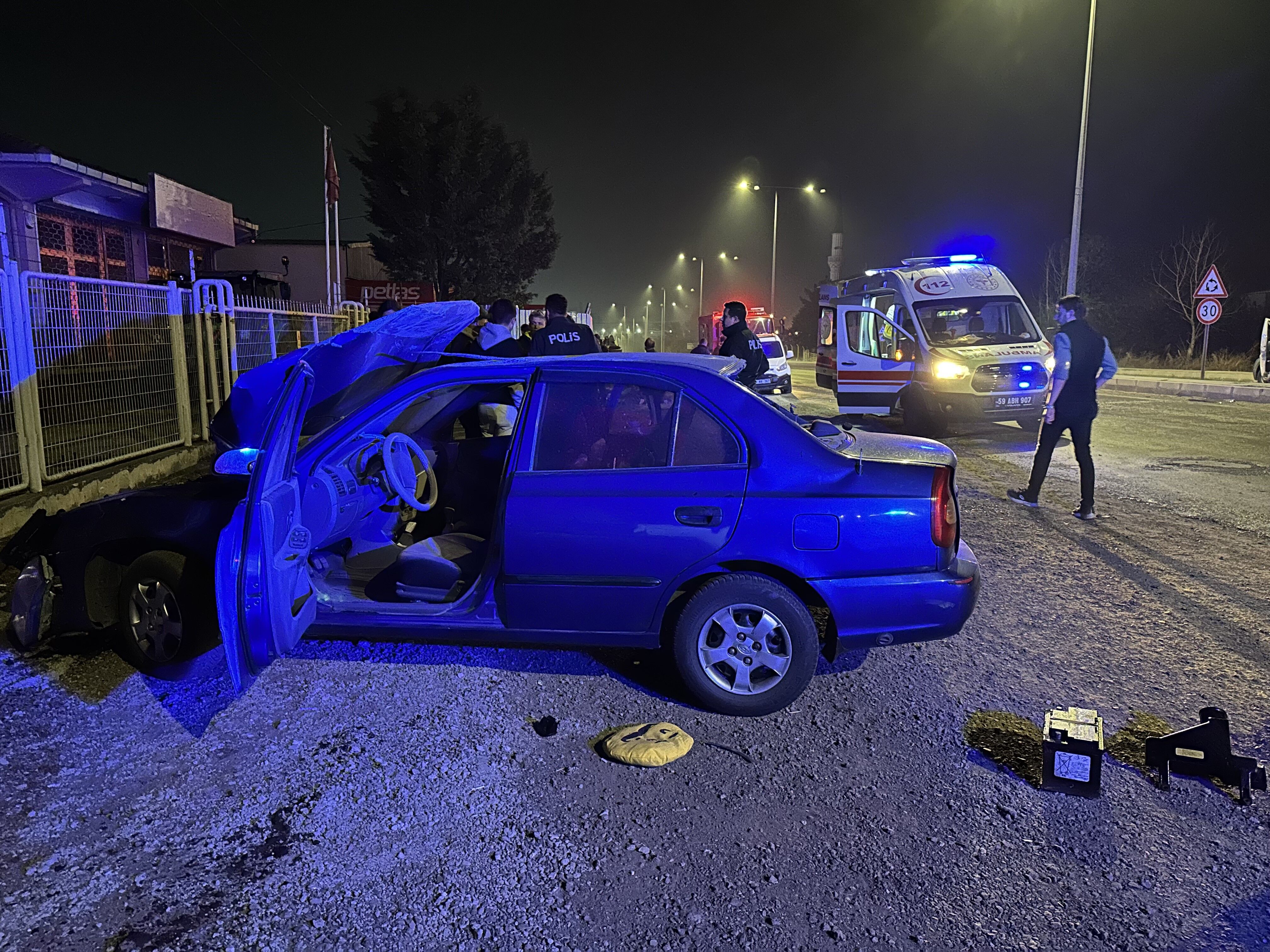 Kontrolden Çıkan Otomobil Bariyer Ve Duvara Çarptı 1'I Ağır 5 Yaralı2