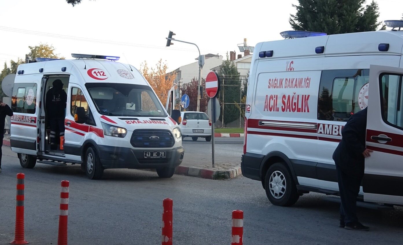 Kütahya'da Otomobiller Kafa Kafaya Çarpıştı! Yaralılar Var 1