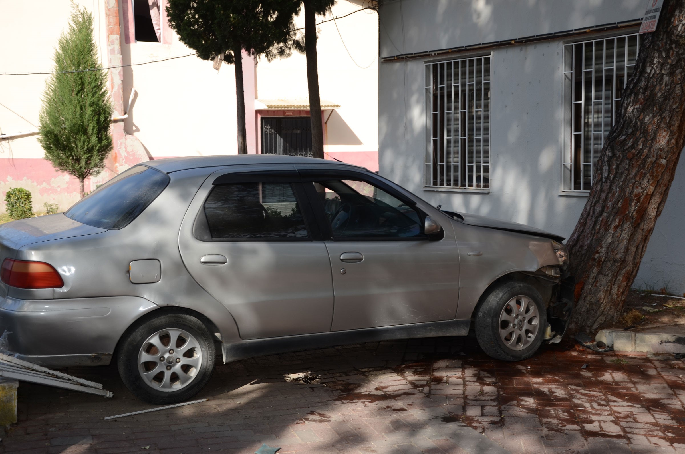 Manisa'da Kontrolden Çıkan Araç Belediye Parkına Uçtu (2)