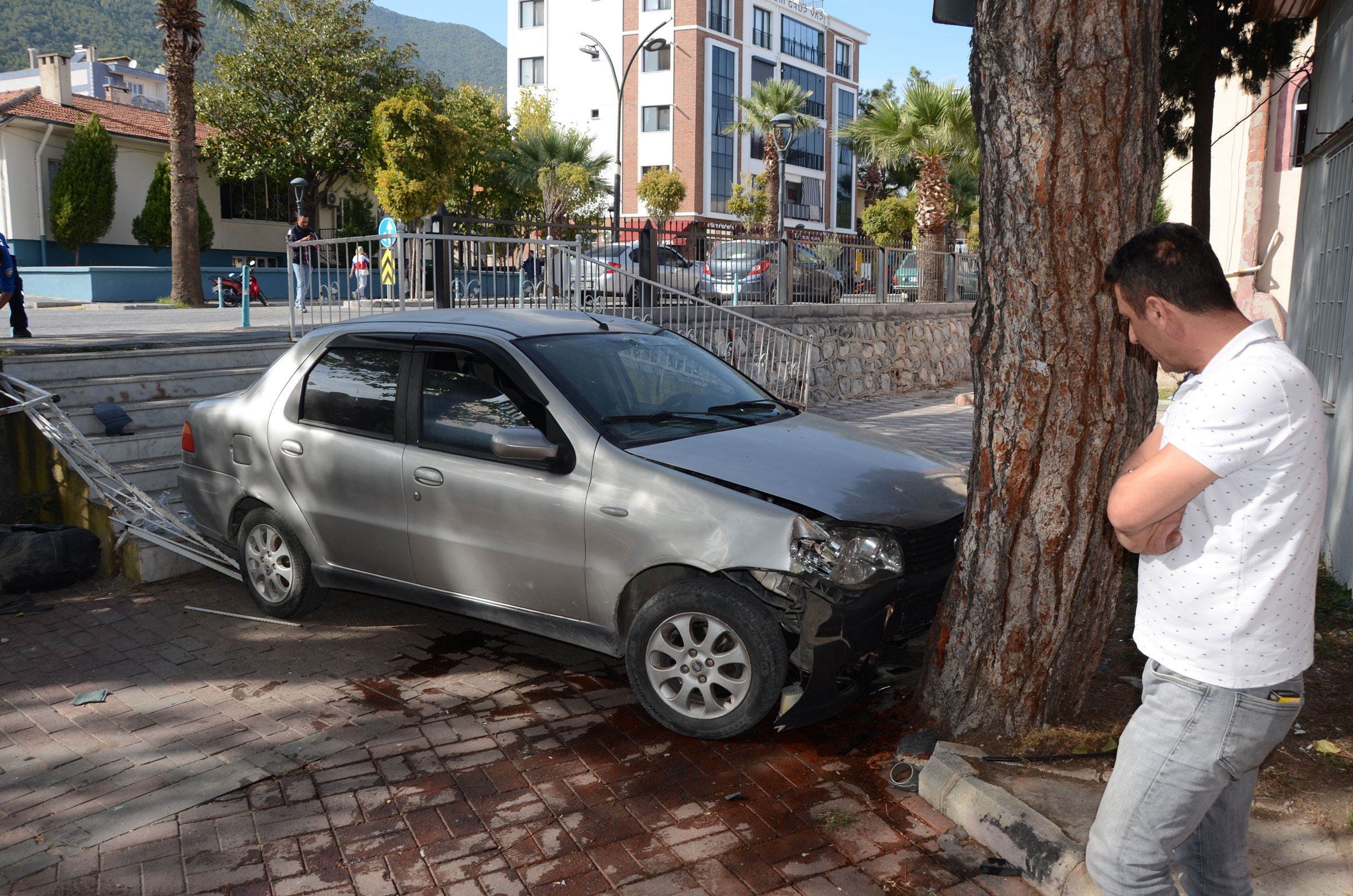 Manisa'da Kontrolden Çıkan Araç Belediye Parkına Uçtu (4)