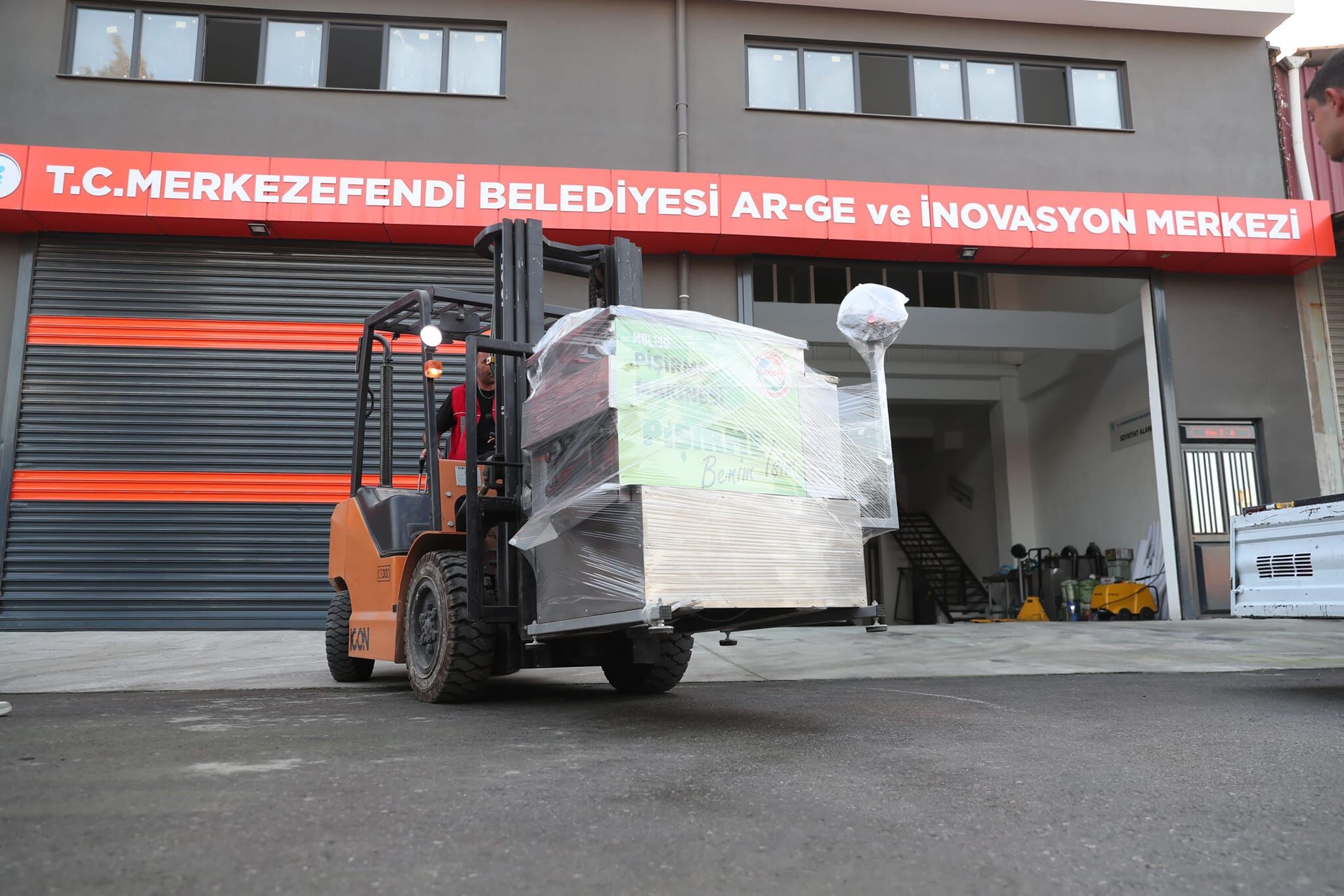 Merkezefendi Belediyesi'nden Türkiye'ye Mama Üretim Makinesi Desteği