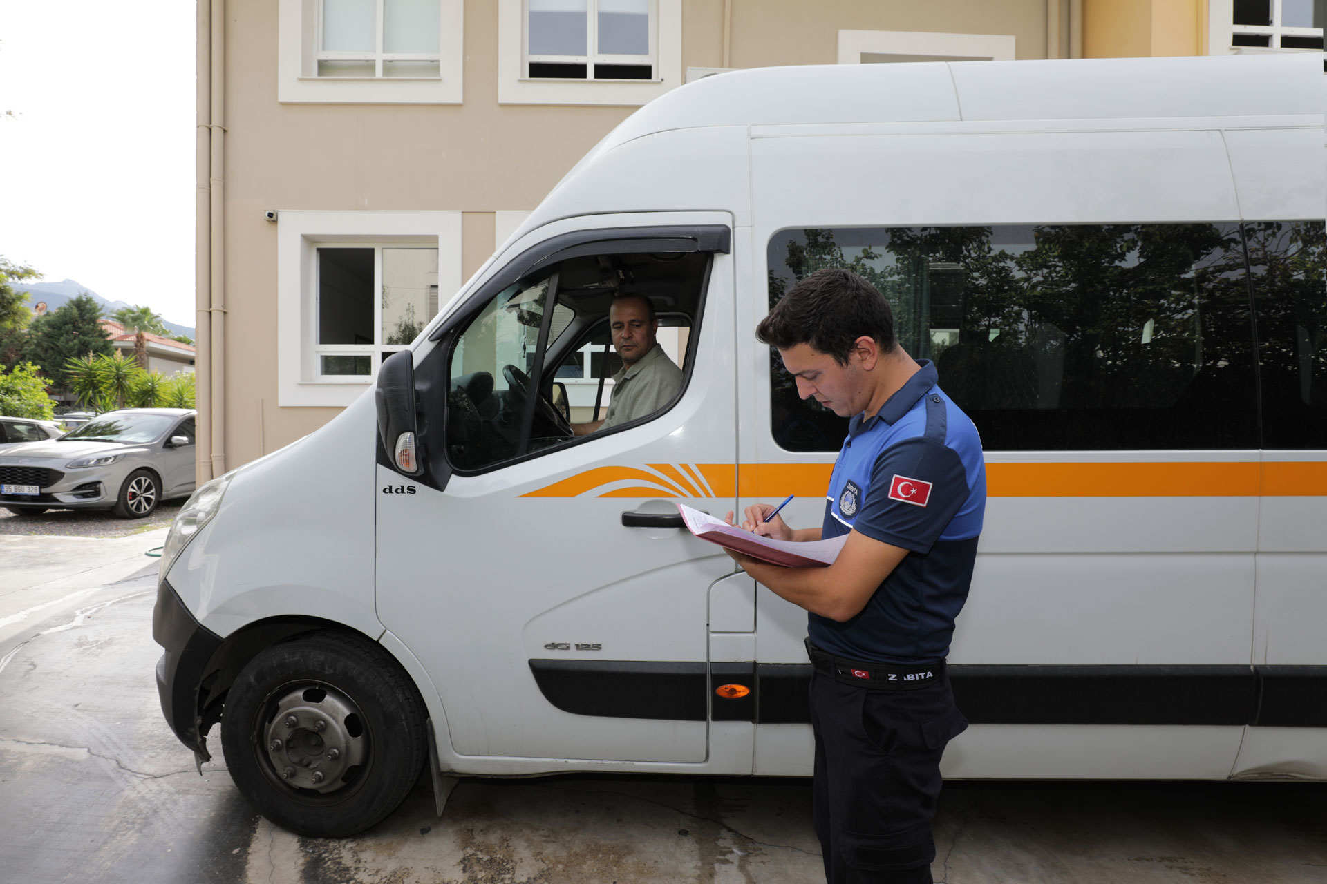 Narlıdere'de Öğrenci Servis Araçlarına Güvenlik Denetimi (2)