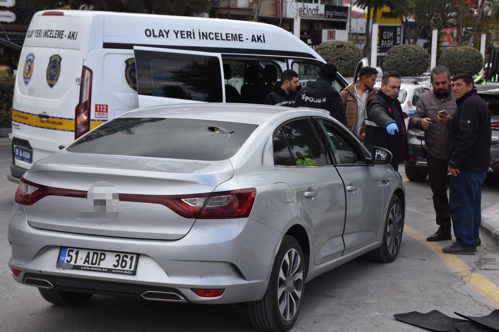 Niğde'de Gündüz Vakti Otomobil Kurşunlandı (1)