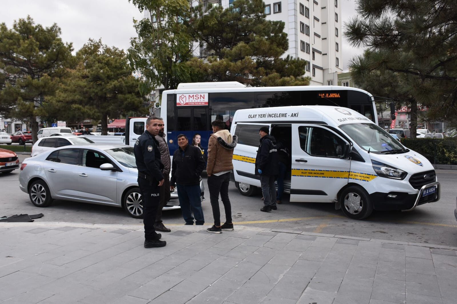 Niğde'de Gündüz Vakti Otomobil Kurşunlandı (2)