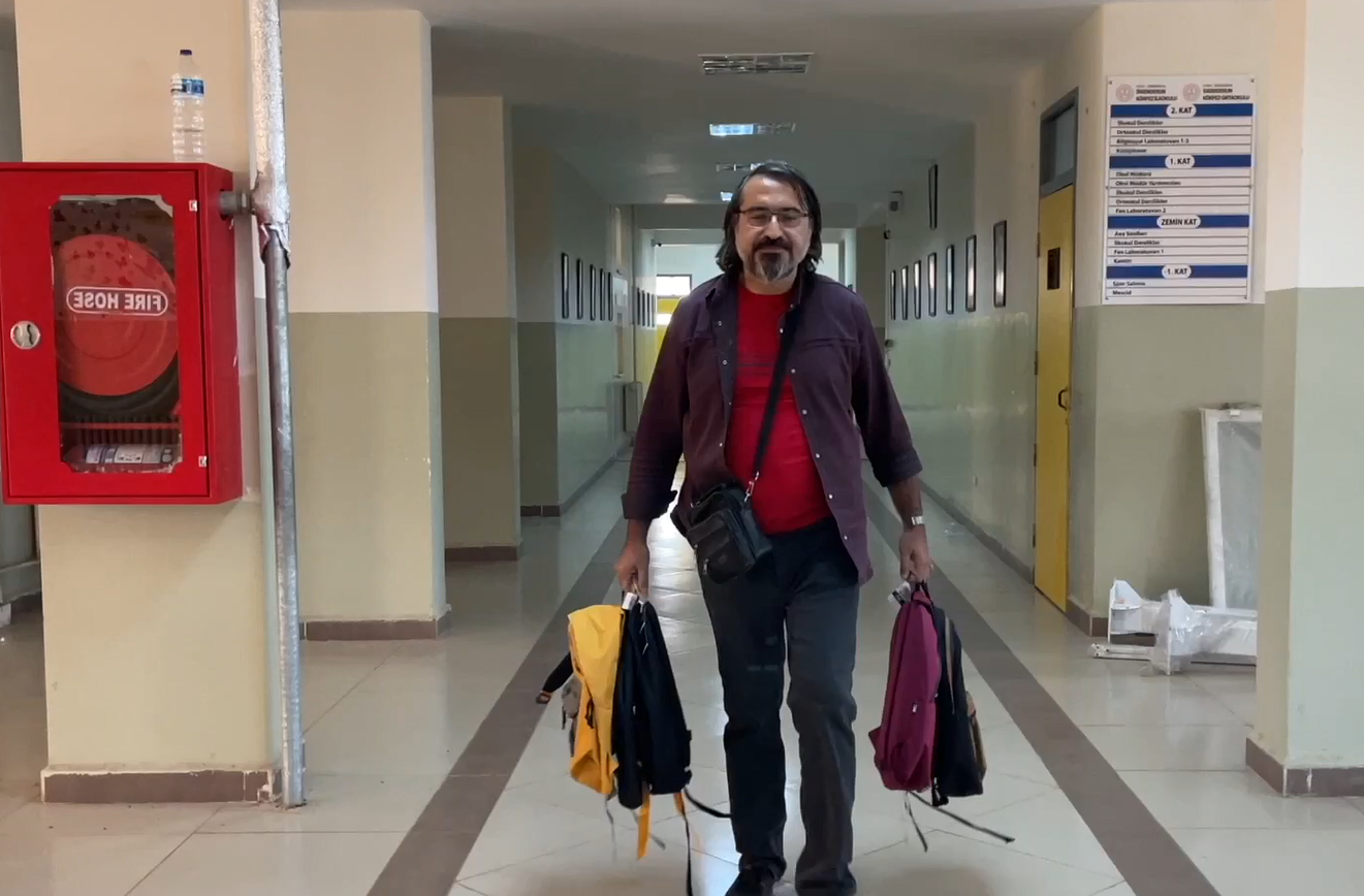 Oğlunu İzmir Depreminde Kaybeden Baba, Hatay'daki Çocuklara Umut Oluyor (2)
