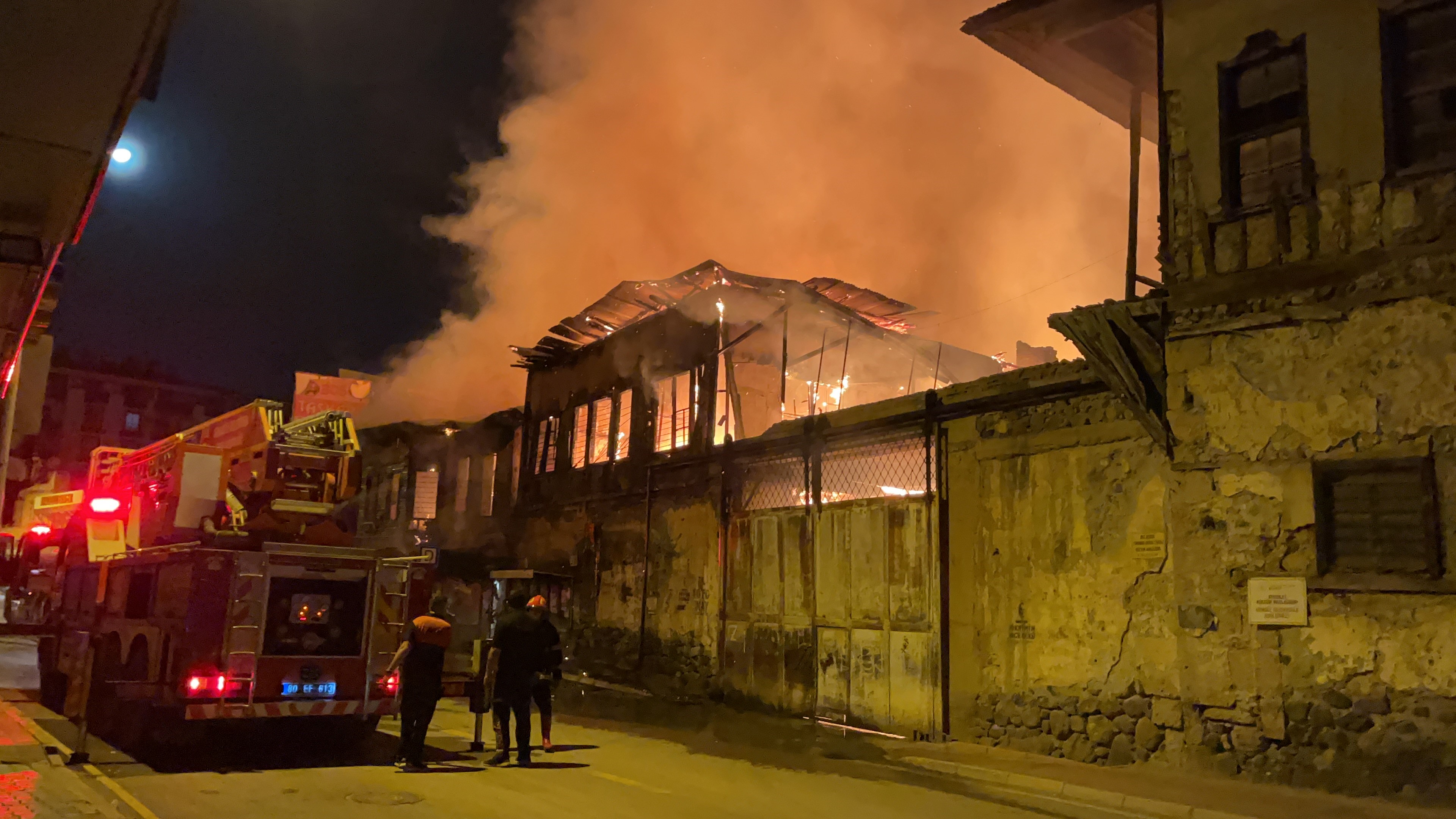 Osmaniye’de Tarihi Ahşap Konak Alevlere Teslim Oldu (2)