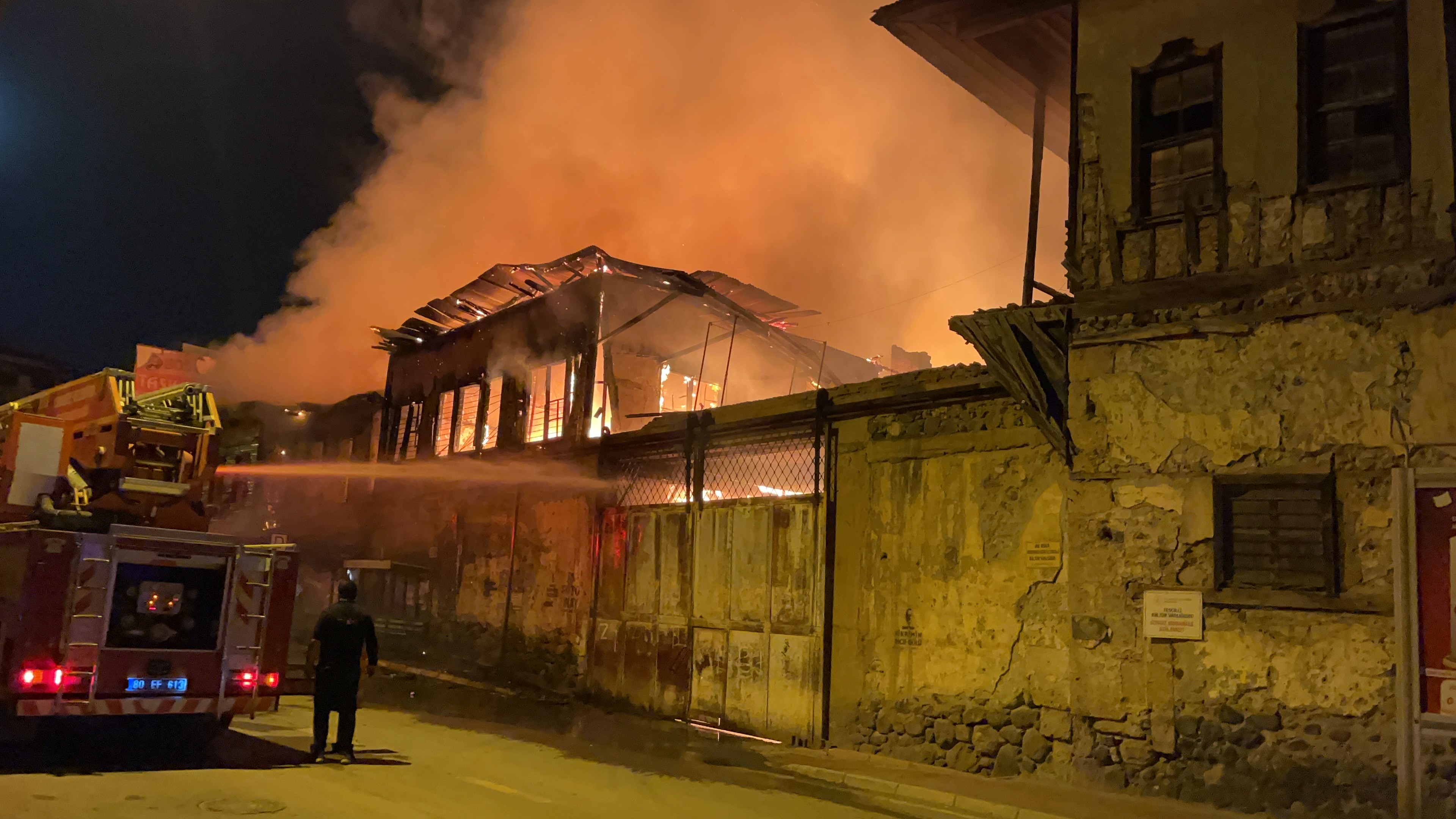 Osmaniye’de Tarihi Ahşap Konak Alevlere Teslim Oldu (4)