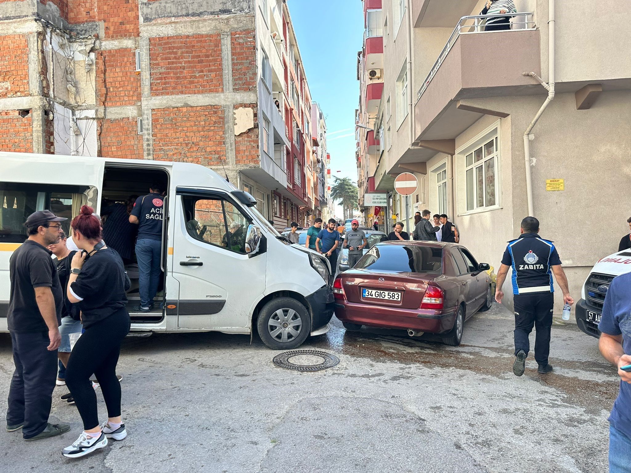 Otomobil Ile Okul Servisi Çarpıştı 7 Öğrenci Yaralı