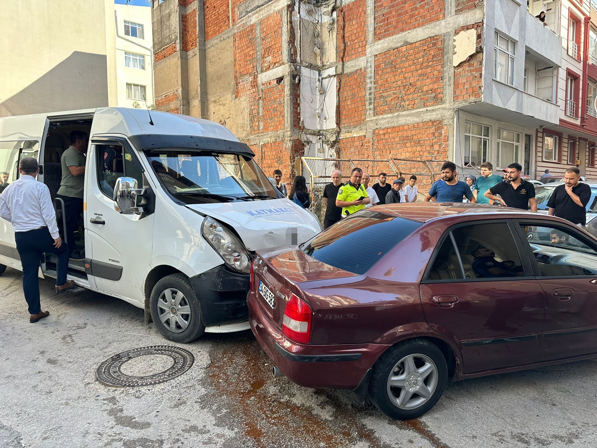 Otomobil Ile Okul Servisi Çarpıştı 7 Öğrenci Yaralı0