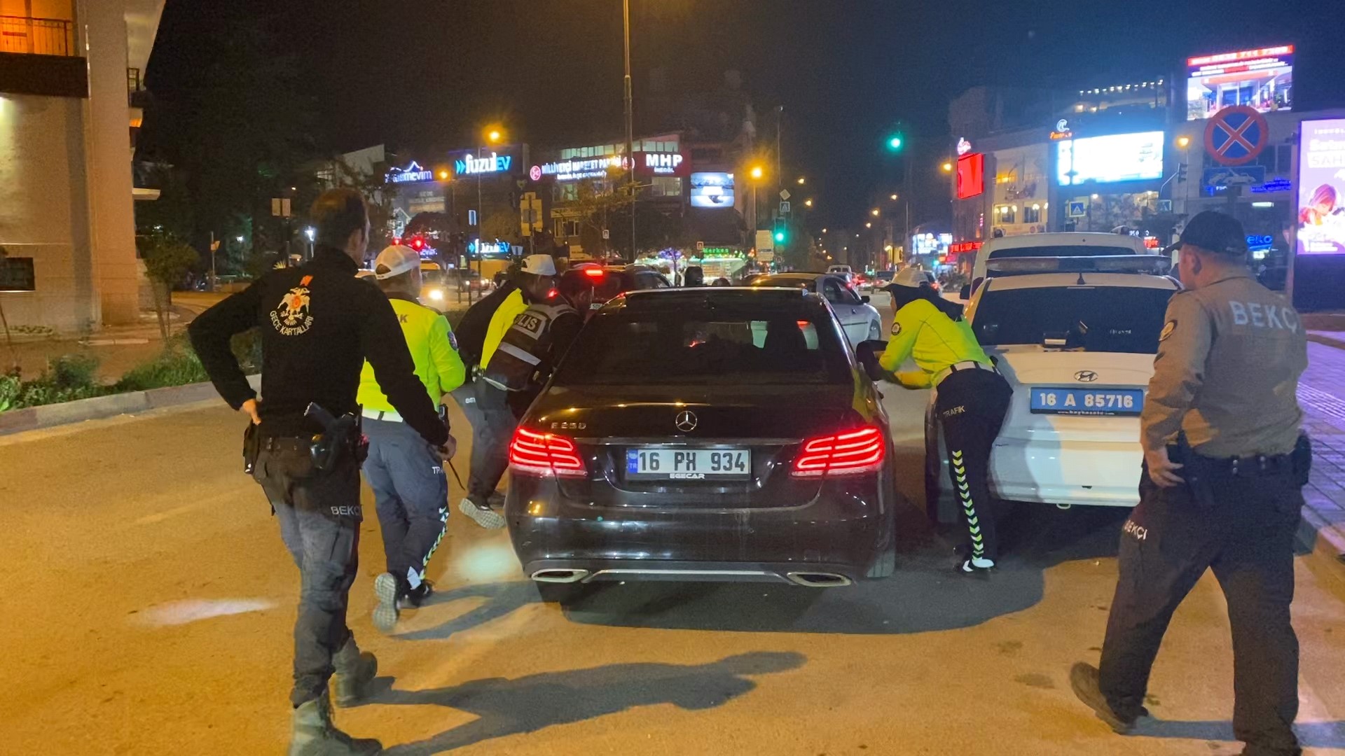 Polis, Kaçan Alkollü Sürücüyü Havaya Ateş Açarak Durdurdu (3)