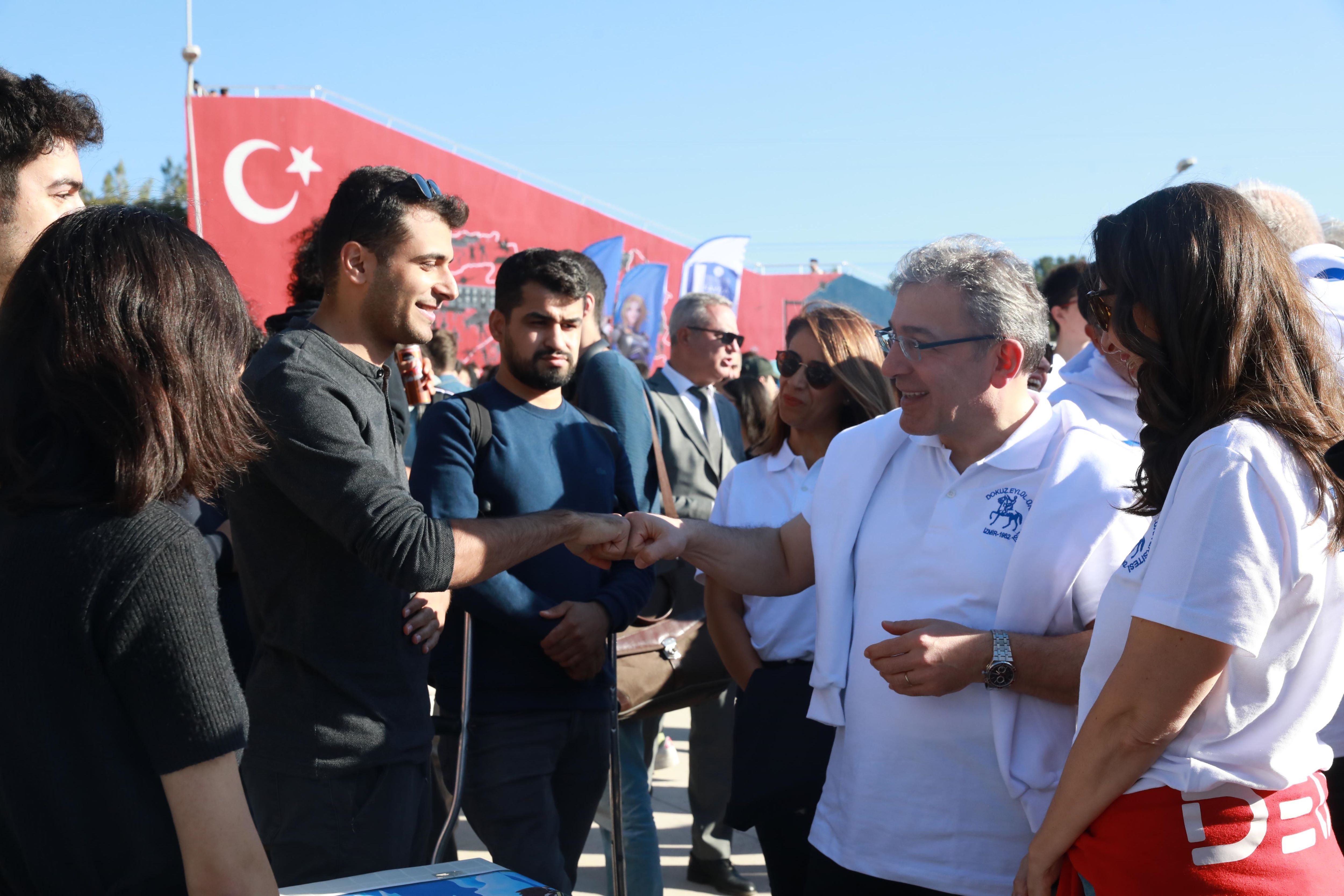 Rektör Prof. Dr. Bayram Yılmaz, Amfi Tiyatro Önünde Öğrencilerle