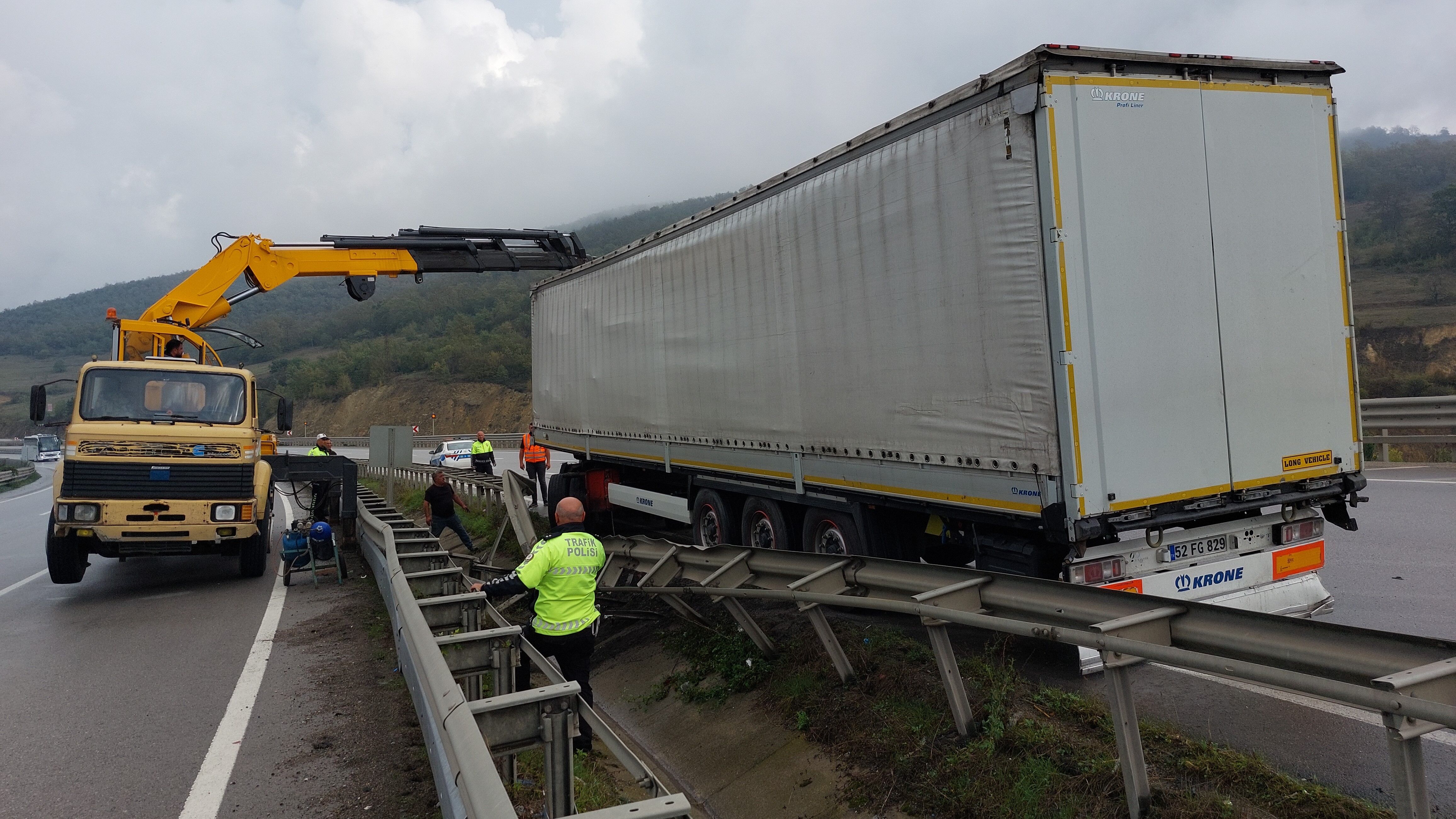 Samsun'da Tır Kazası Bariyere Çarpan Tır Vinçle Kurtarıldı (2)