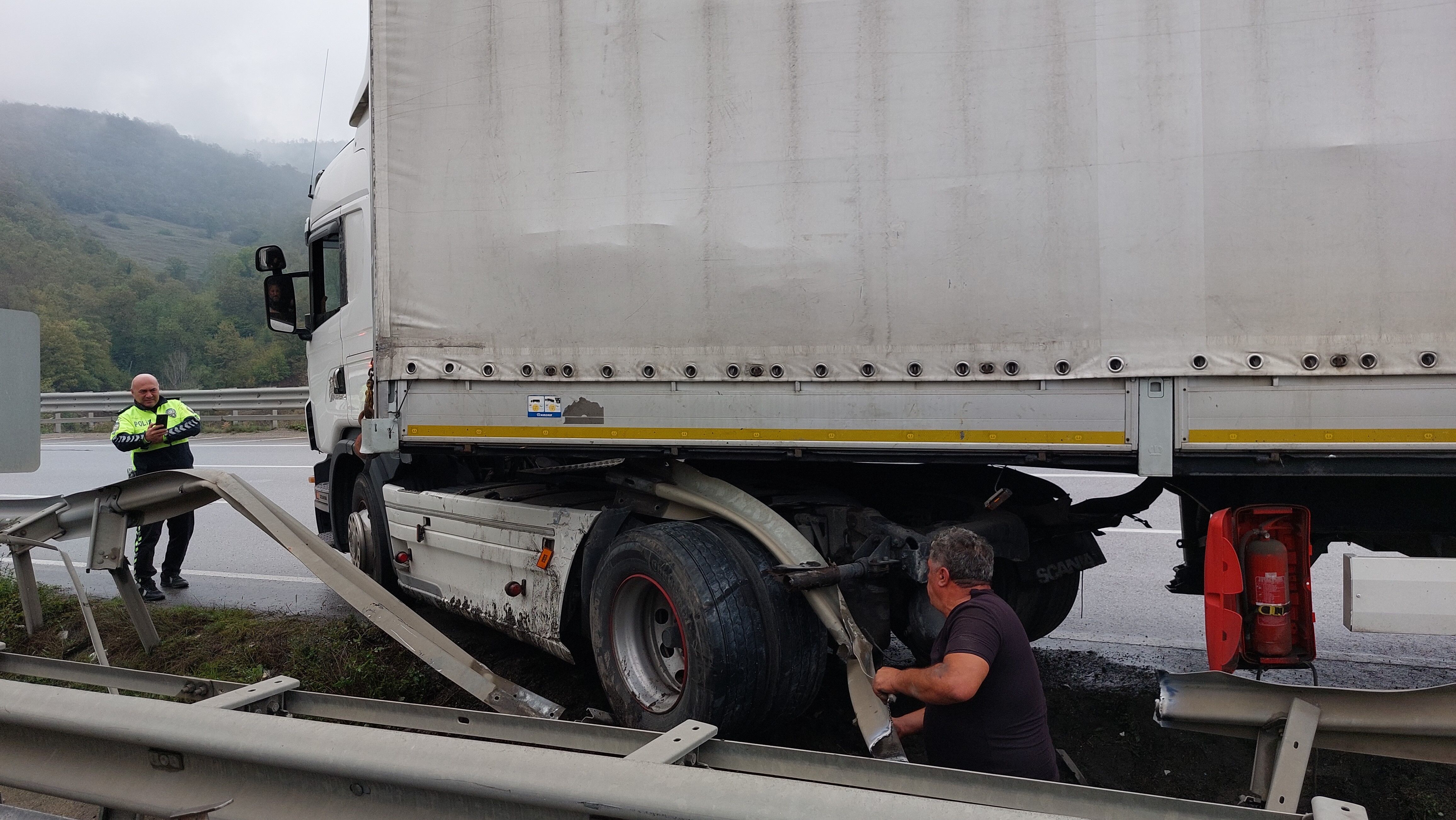 Samsun'da Tır Kazası Bariyere Çarpan Tır Vinçle Kurtarıldı (5)