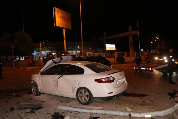 Samsun'da Zincirleme Trafik Kazası 4 Yaralı (4)