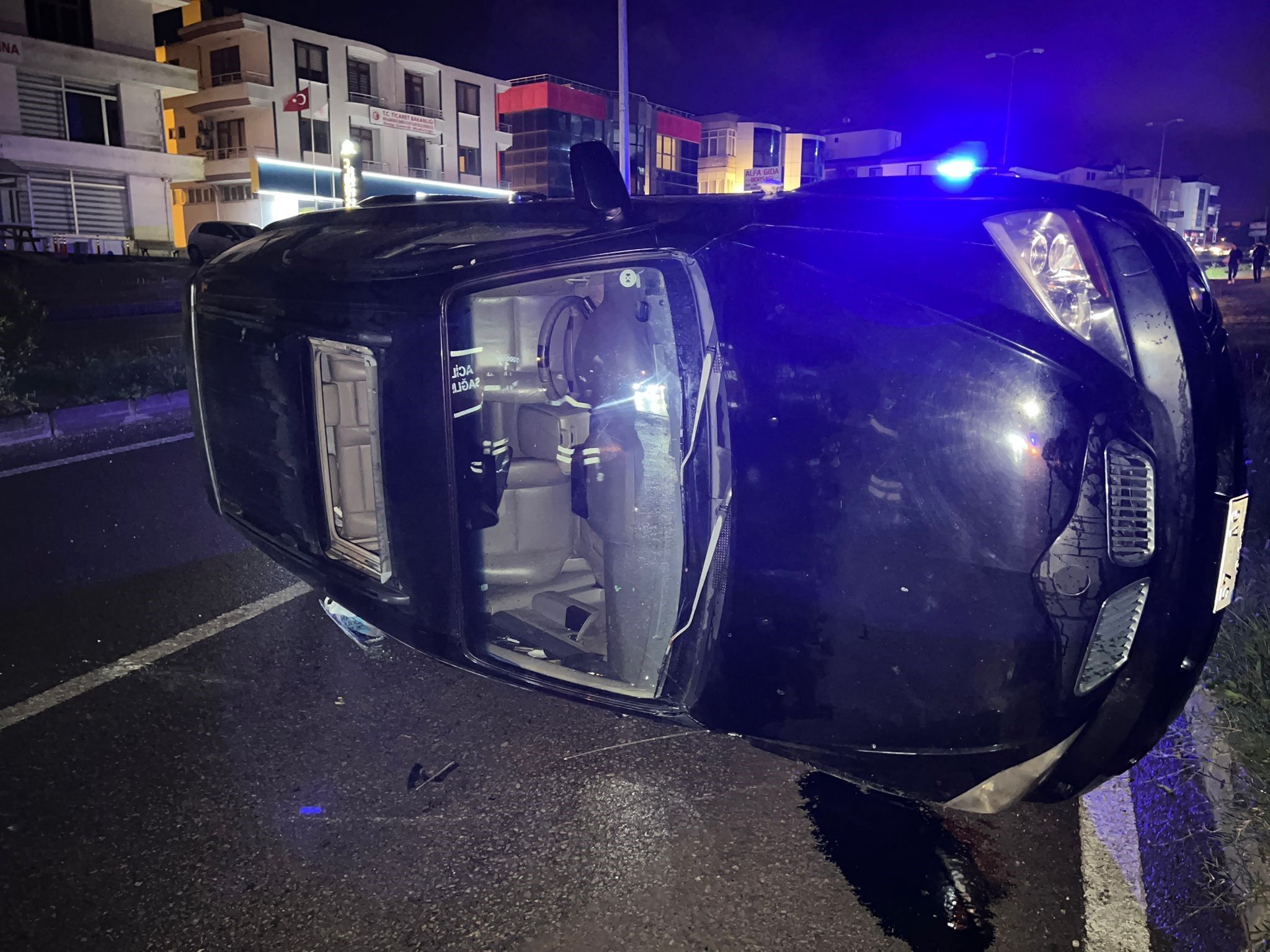 Sinop'ta Kaza Direksiyon Hakimiyeti Kayboldu, Araç Yan Yattı (5)