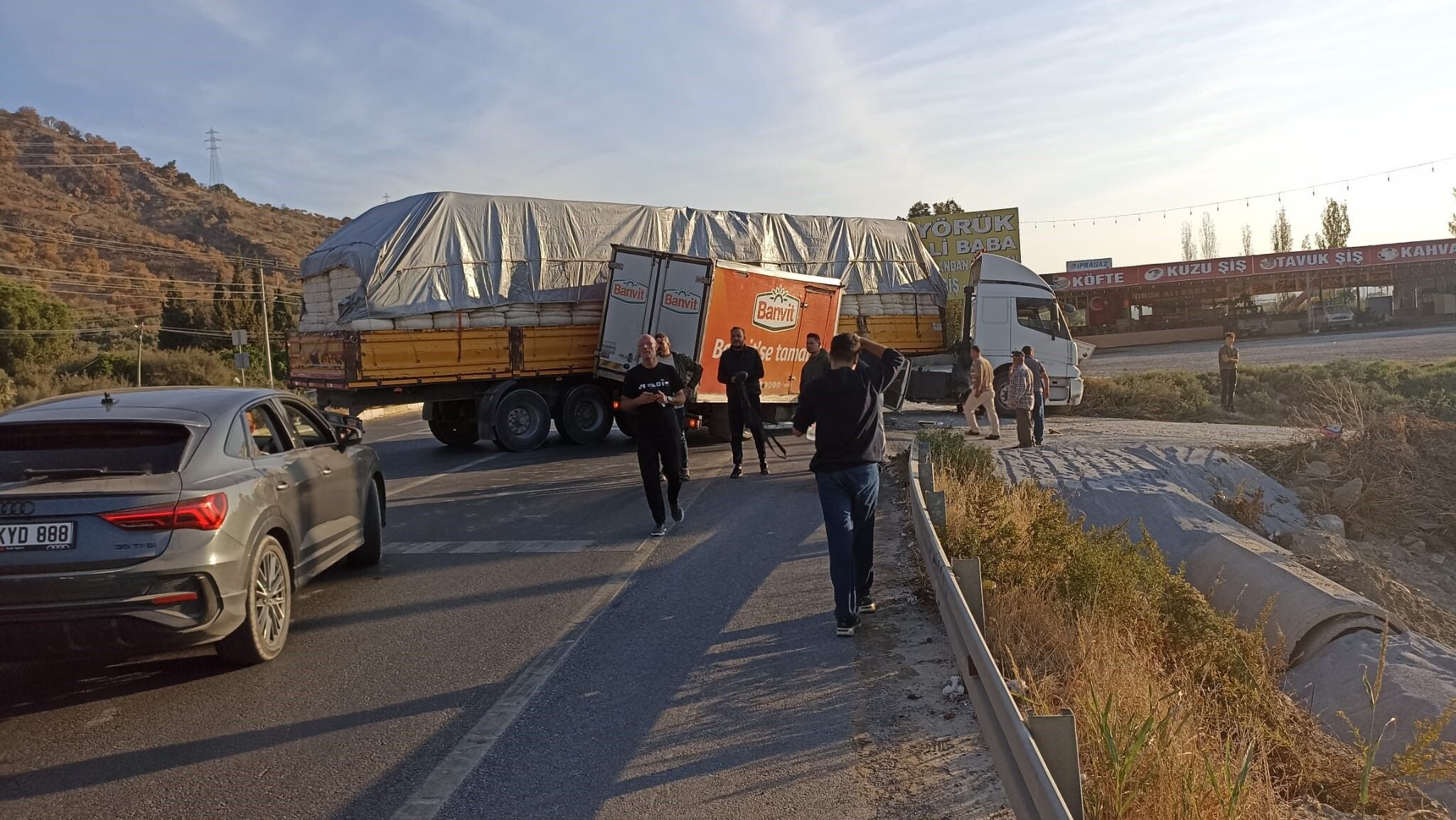 Söke Aydın Karayolunda Feci Kaza Kamyonet Tırın Altına Girdi (2)