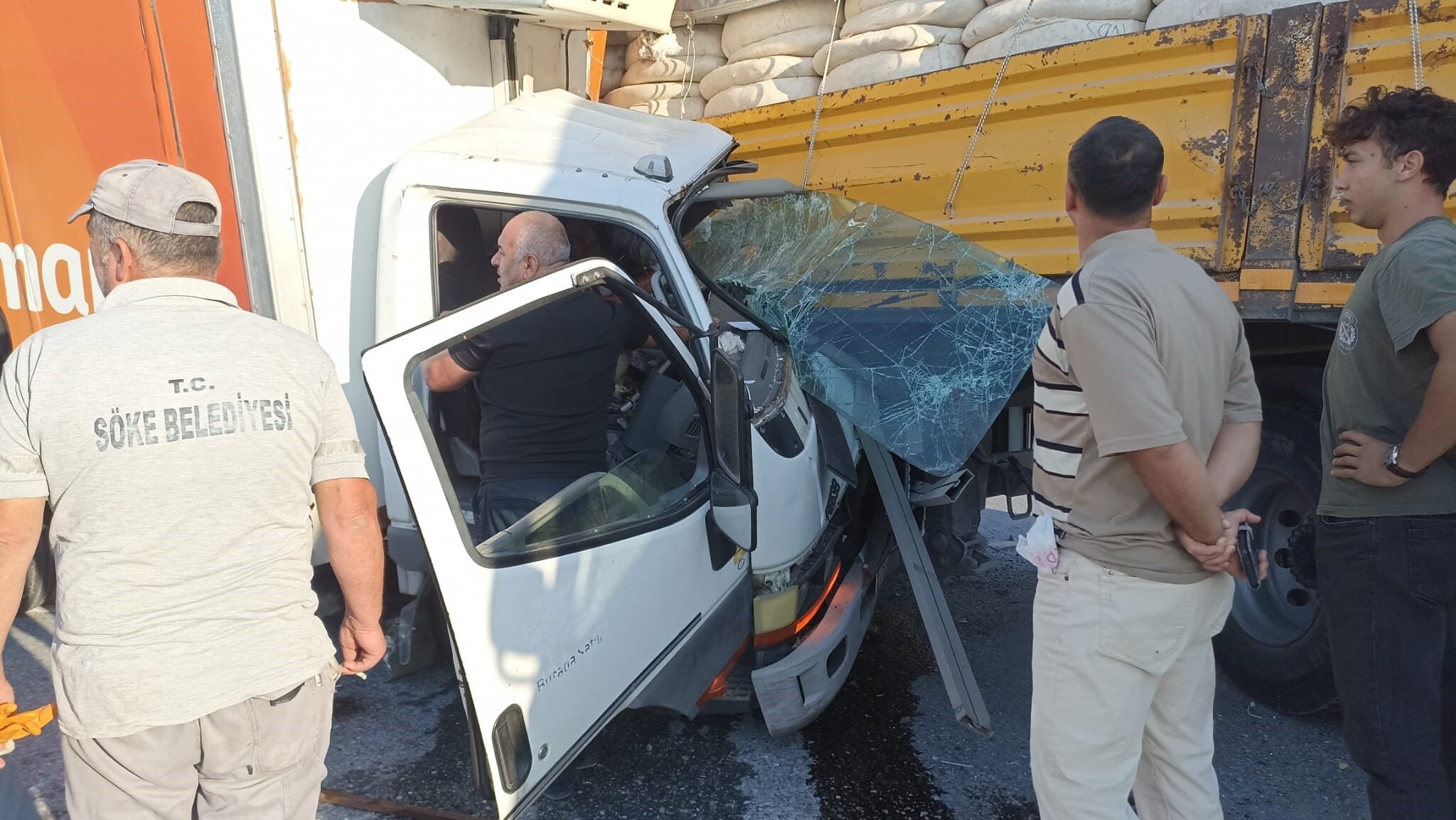 Söke Aydın Karayolunda Feci Kaza Kamyonet Tırın Altına Girdi (4)