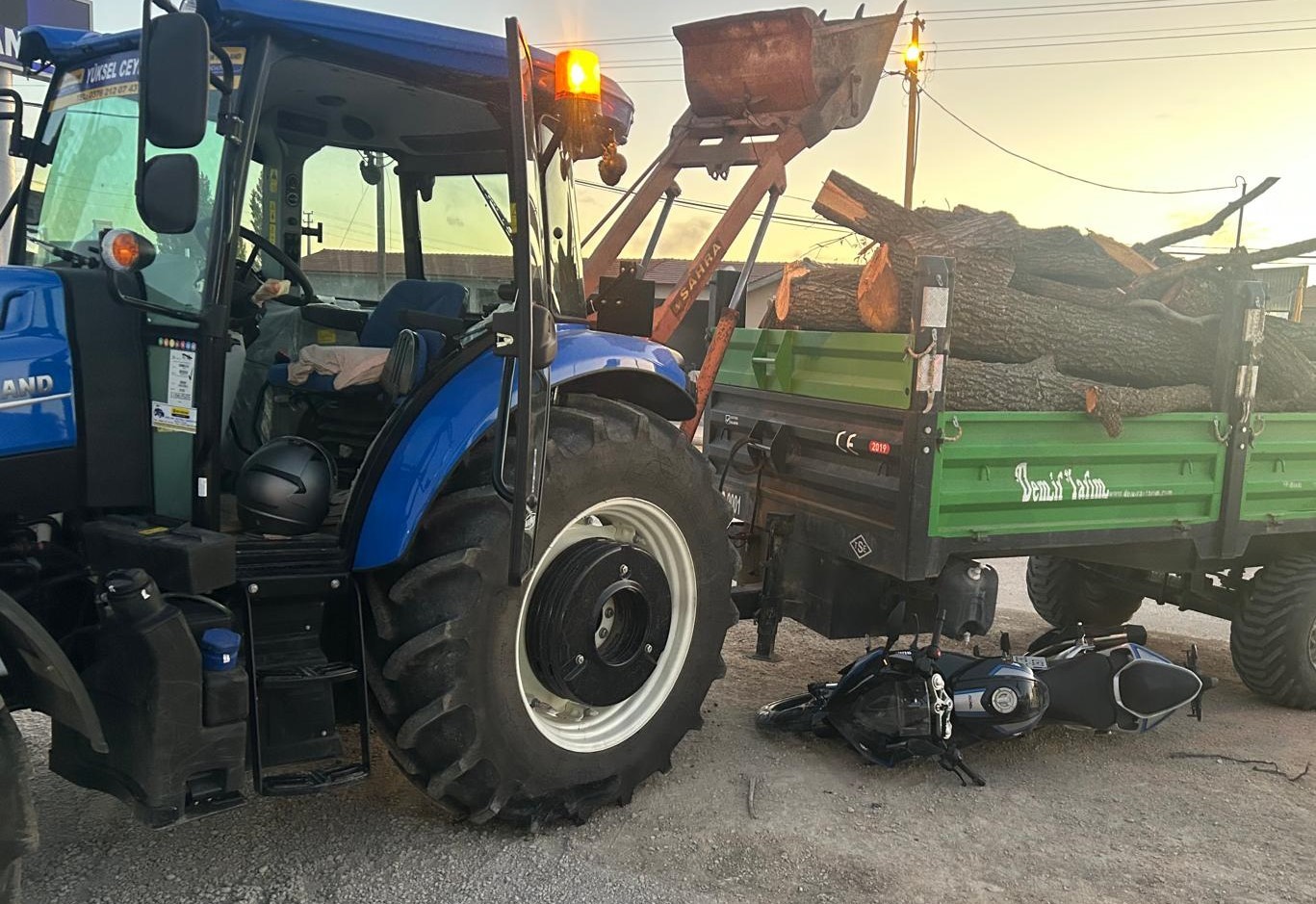 Traktör Kazasında Motosiklet Sürücüsü Mucize Eseri Hayatta Kaldı1