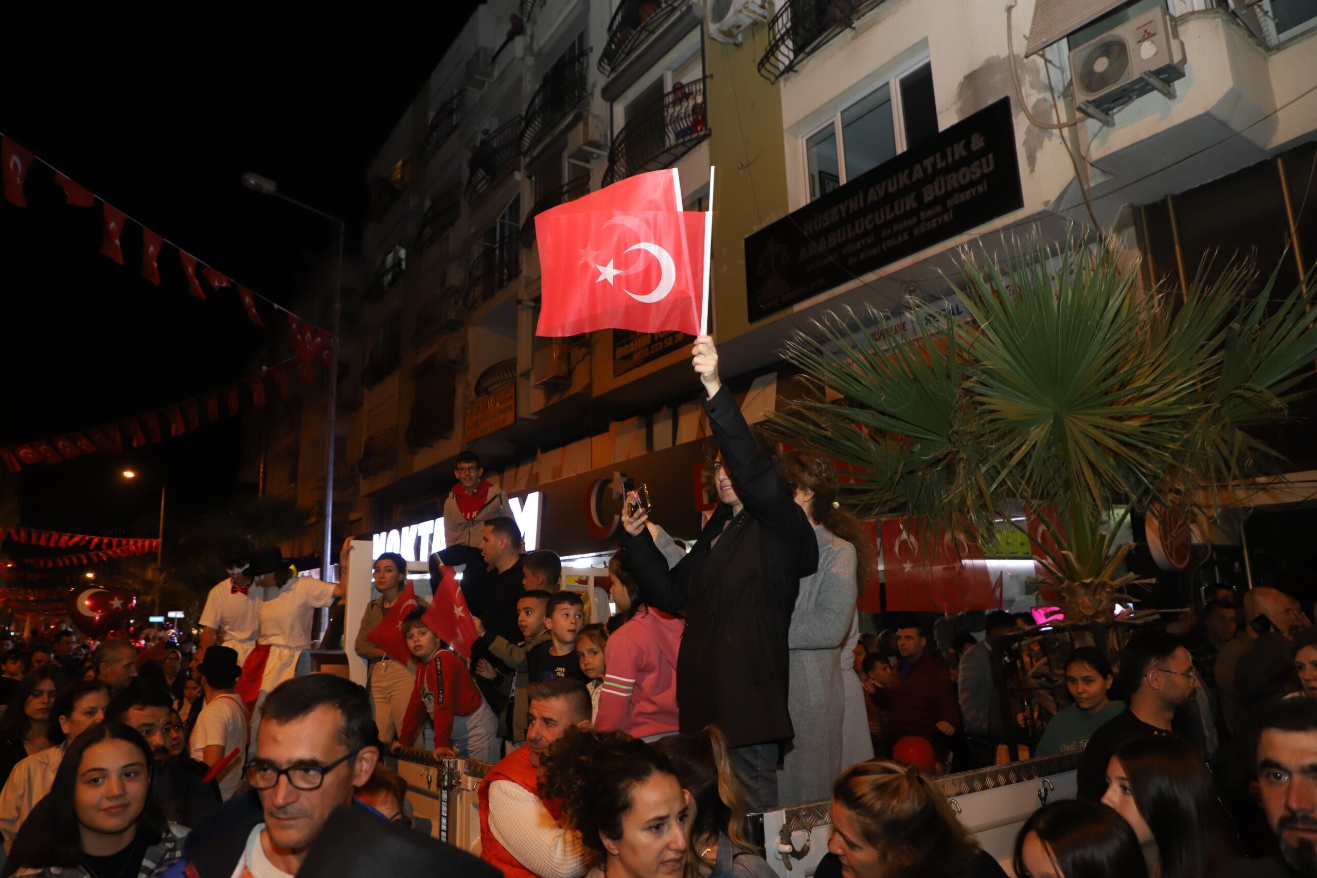 Turgutlu'da Cumhuriyet Sevdası Kortej Ve Konserle 29 Ekim Coşkusu (4)
