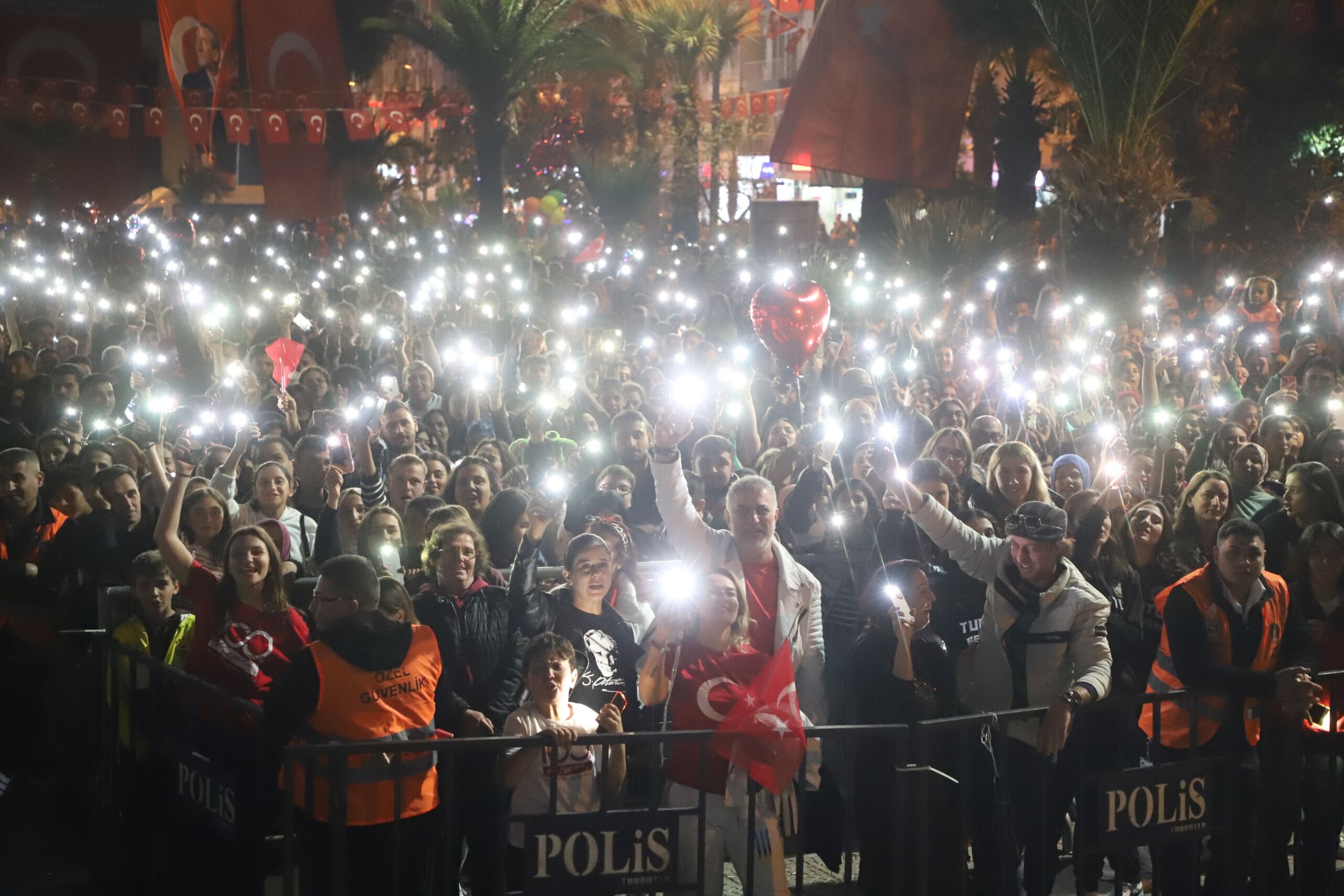 Turgutlu'da Cumhuriyet Sevdası Kortej Ve Konserle 29 Ekim Coşkusu (9)
