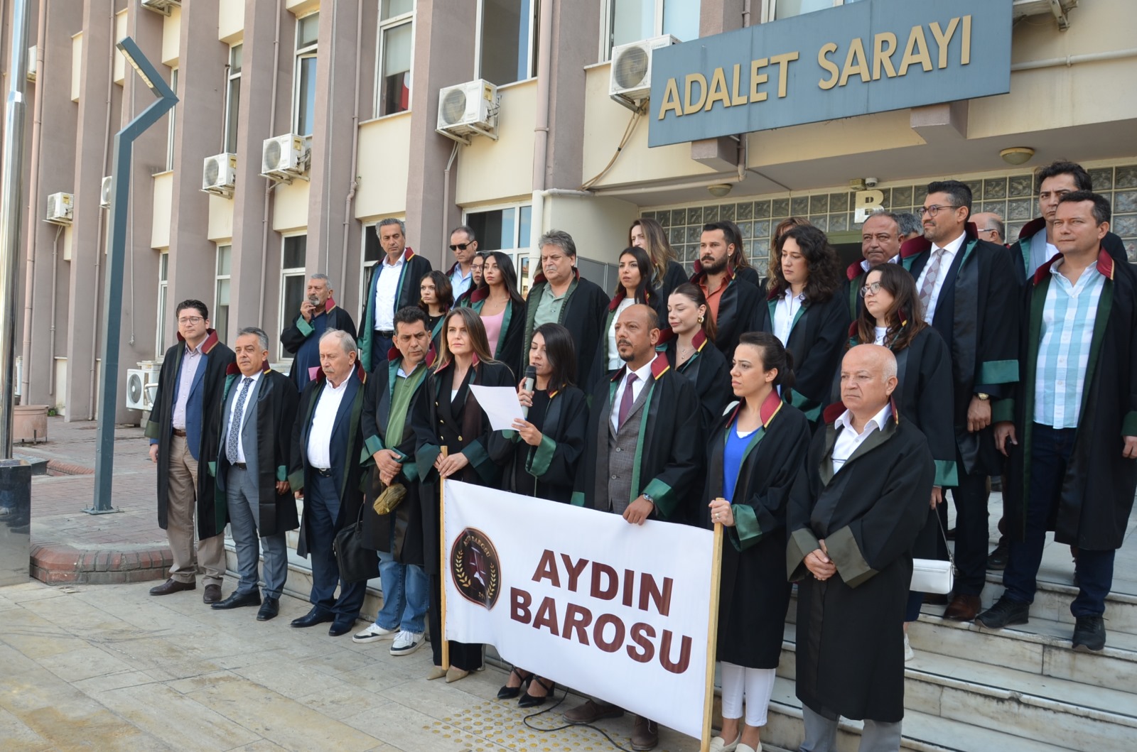 Aydın Barosu'ndan basın açıklaması: "Bizi öldürmek isteyenlerin ülkesi!"