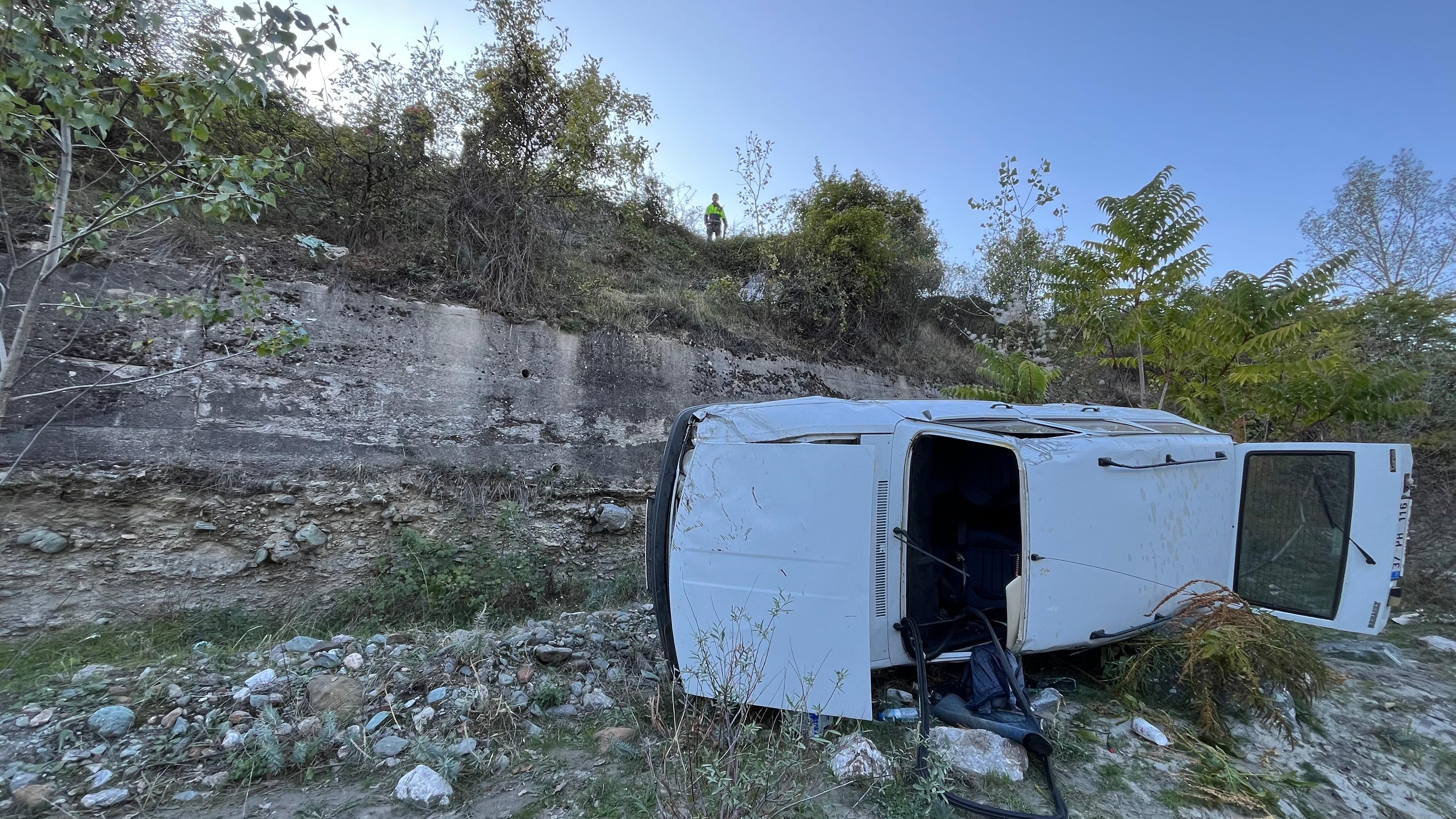 Yoldan Çıkan Otomobil Dereye Uçtu İki Yaralı (1)