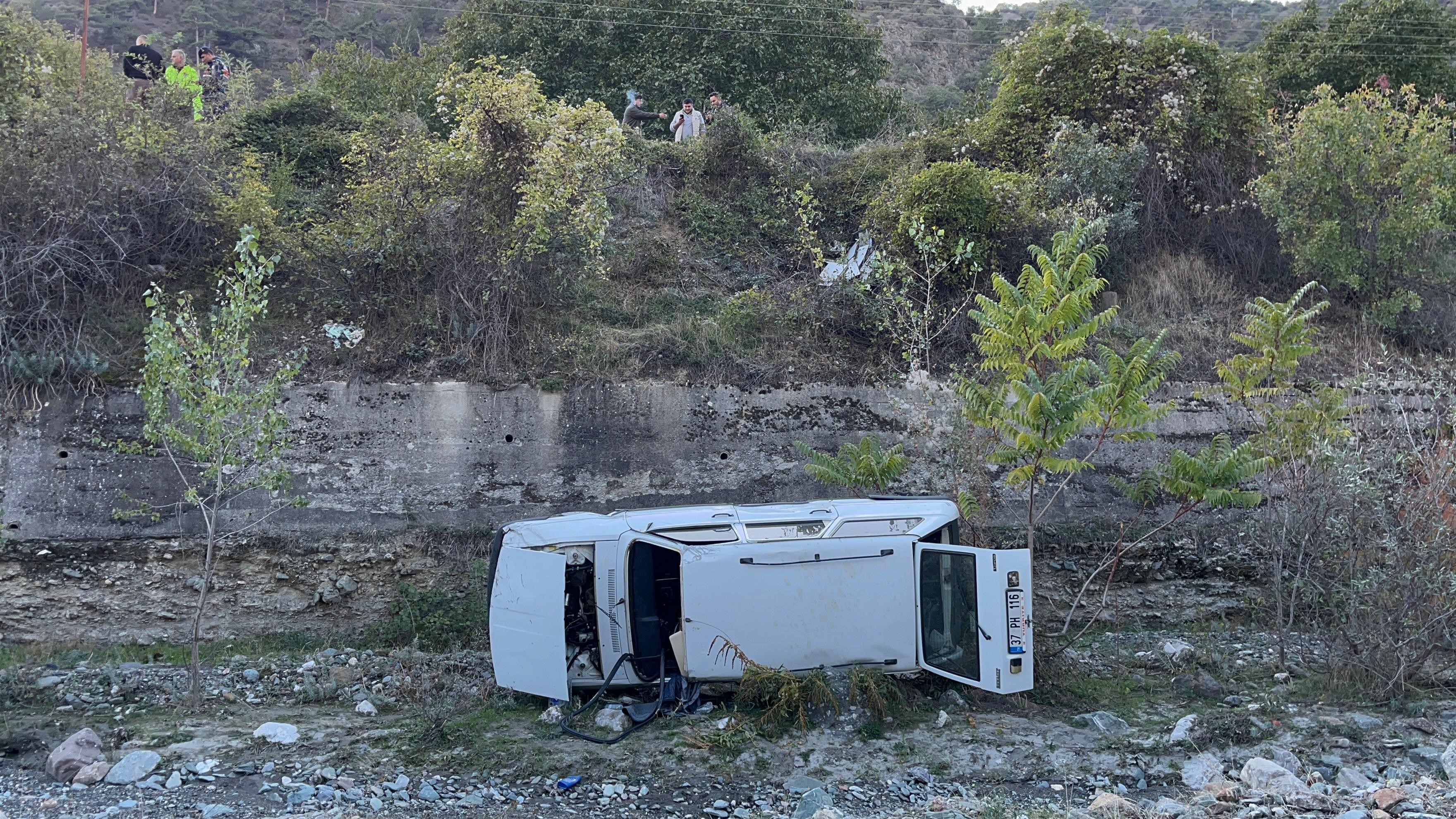 Yoldan Çıkan Otomobil Dereye Uçtu İki Yaralı (2)