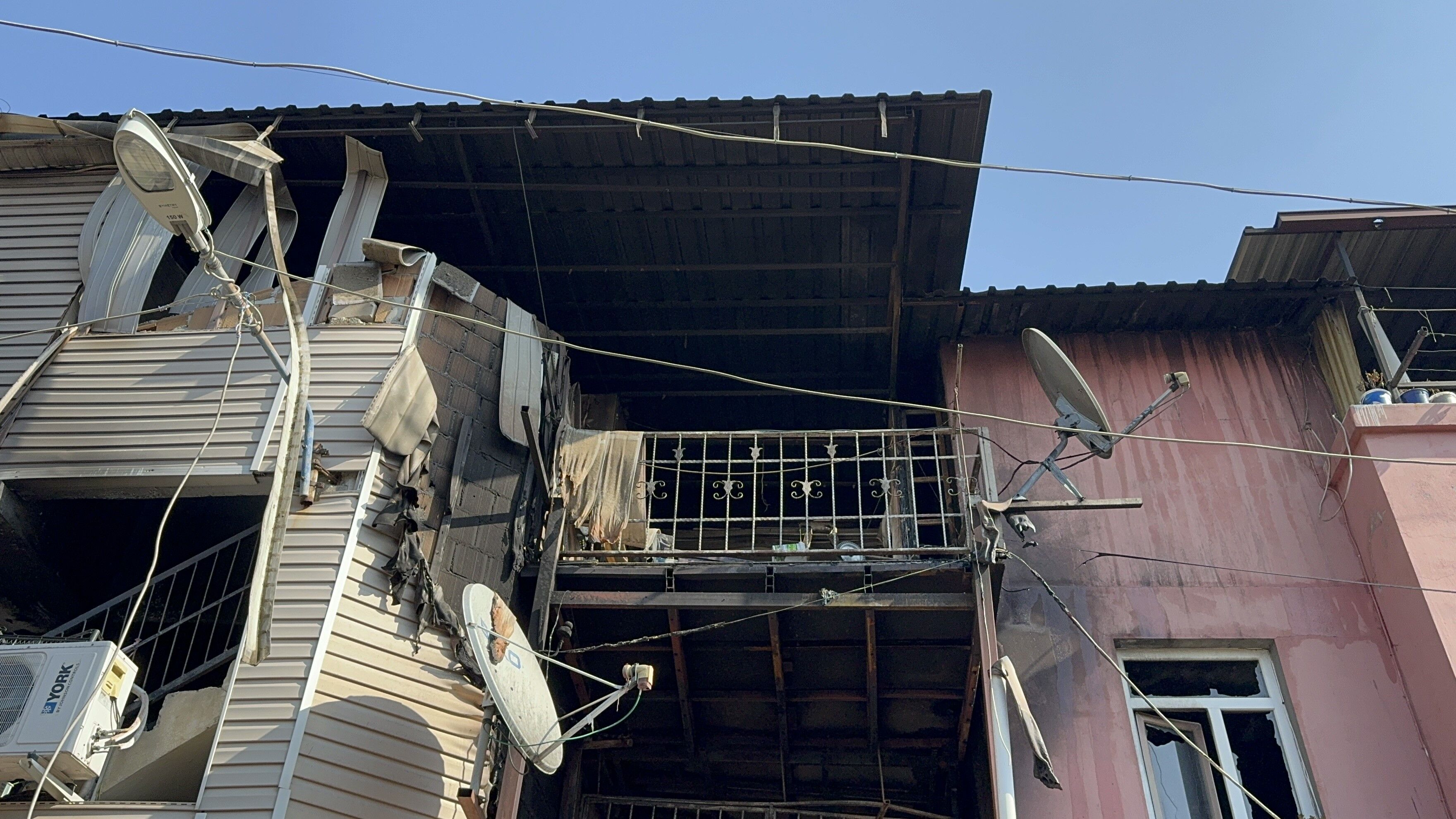 Adana'da Müstakil Evde Yangın 4 Kişi Dumandan Etkilendi (2)