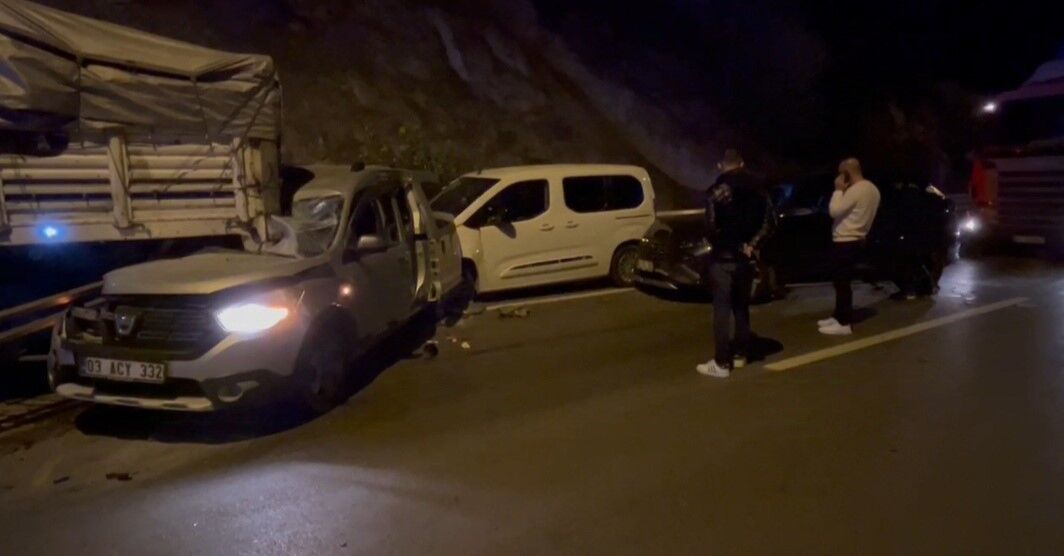 Afyonkarahisar'da Zincirleme Trafik Kazası 18 Yaralı