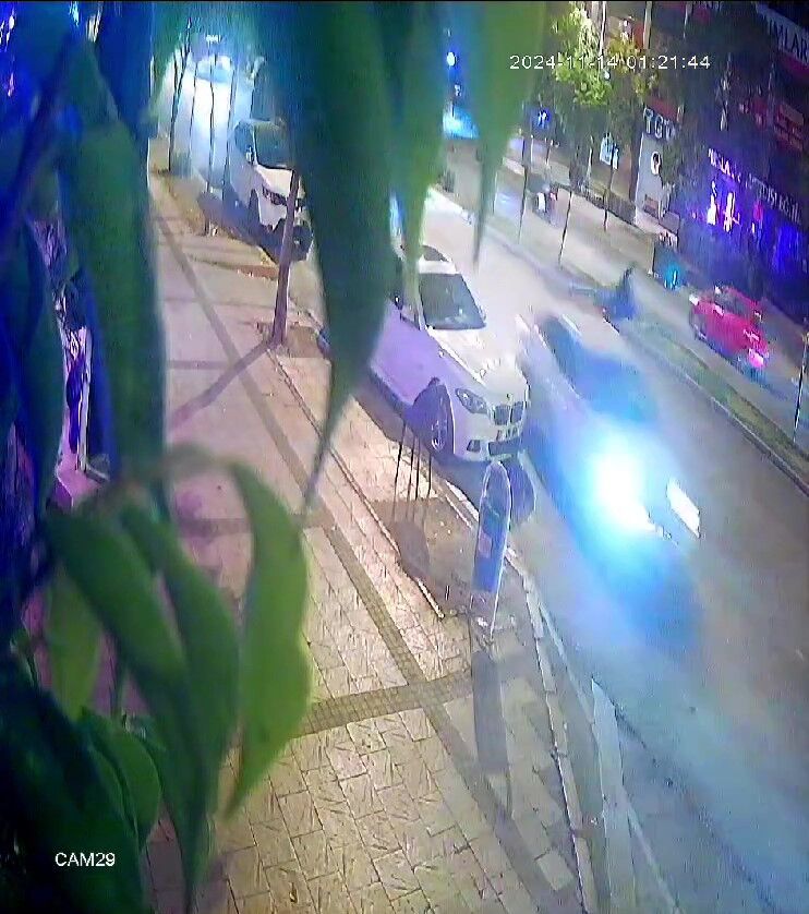 Anne Ve Oğluna Otomobil Çarptı, Diğer Araç Üzerlerinden Geçti (2)