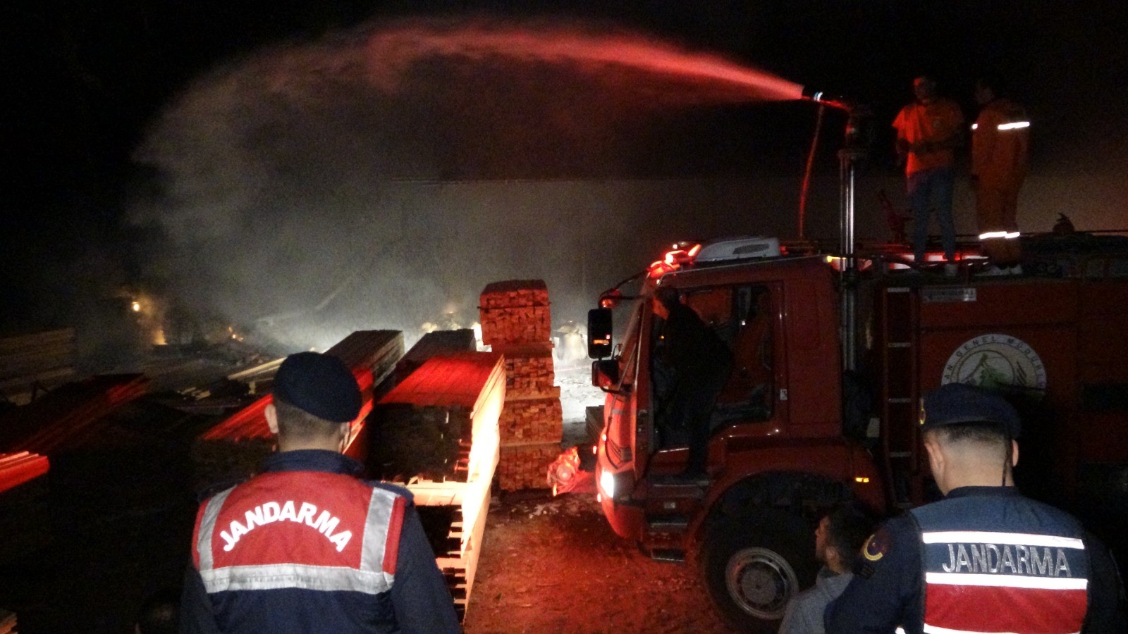 Antalya Manavgat'ta Kereste Fabrikasında Korkutan Yangın (1)