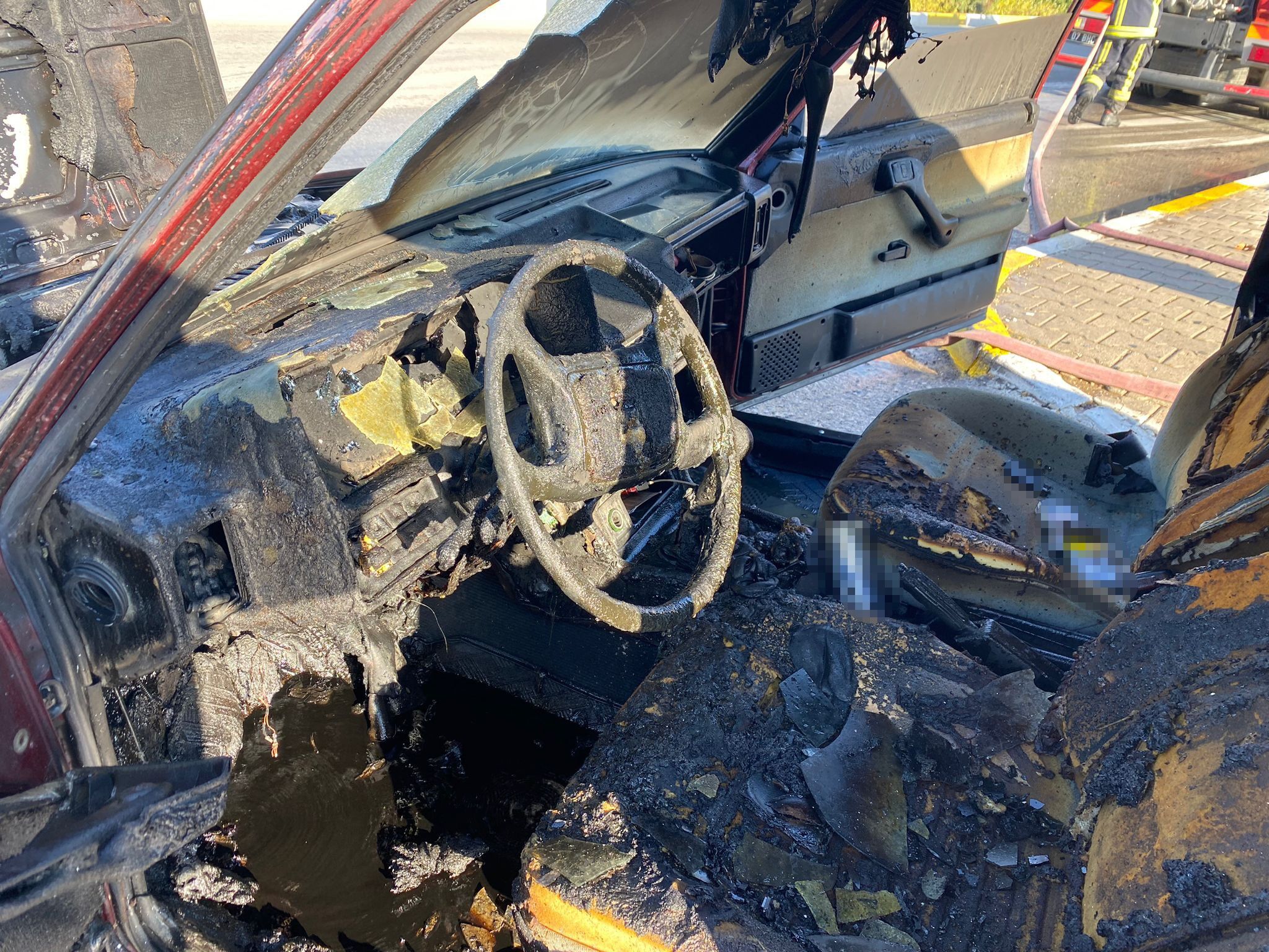 Antalya'da Otomobil Otopark Çıkışında Alev Aldı (1)
