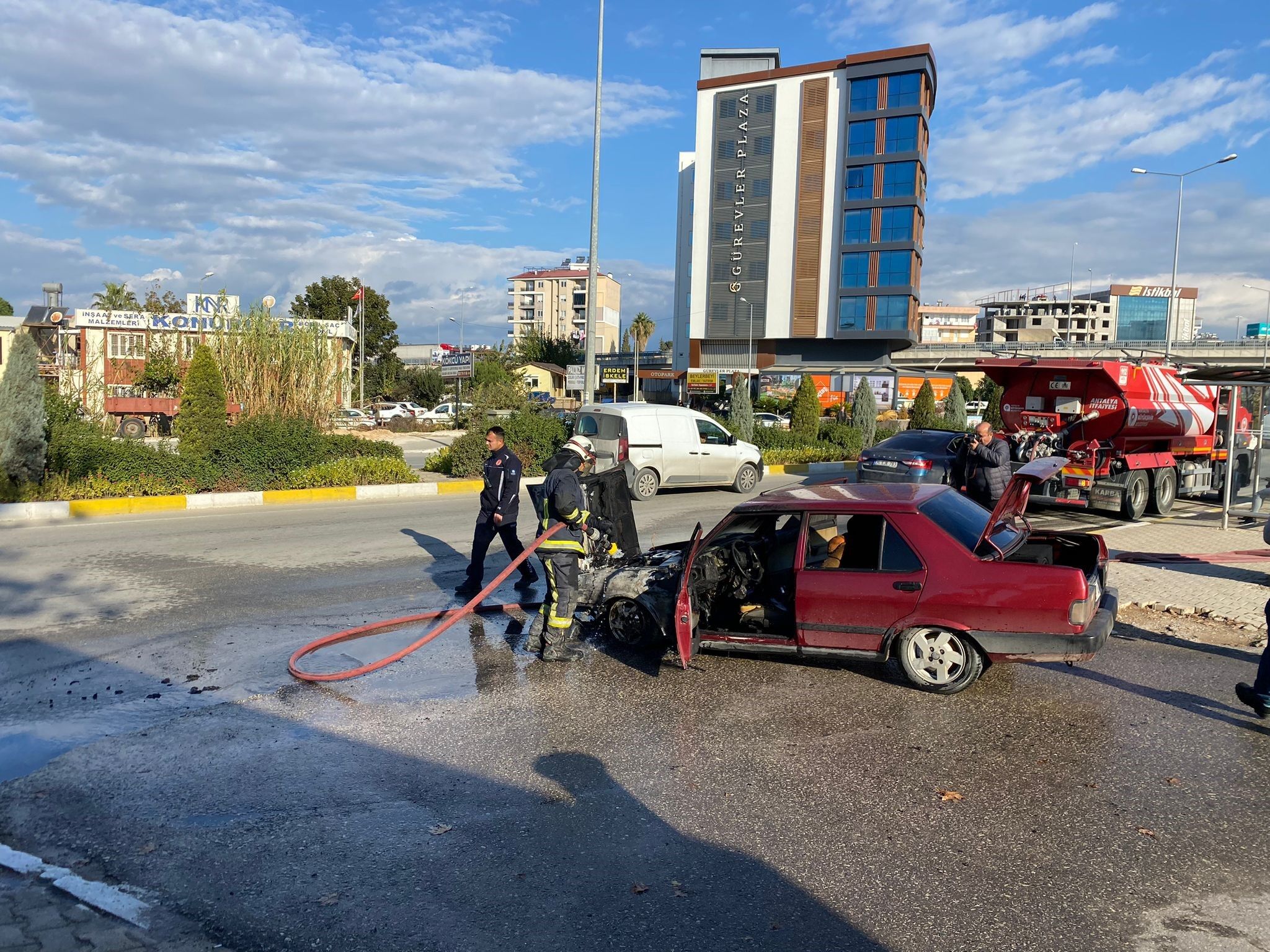 Antalya'da Otomobil Otopark Çıkışında Alev Aldı (3)