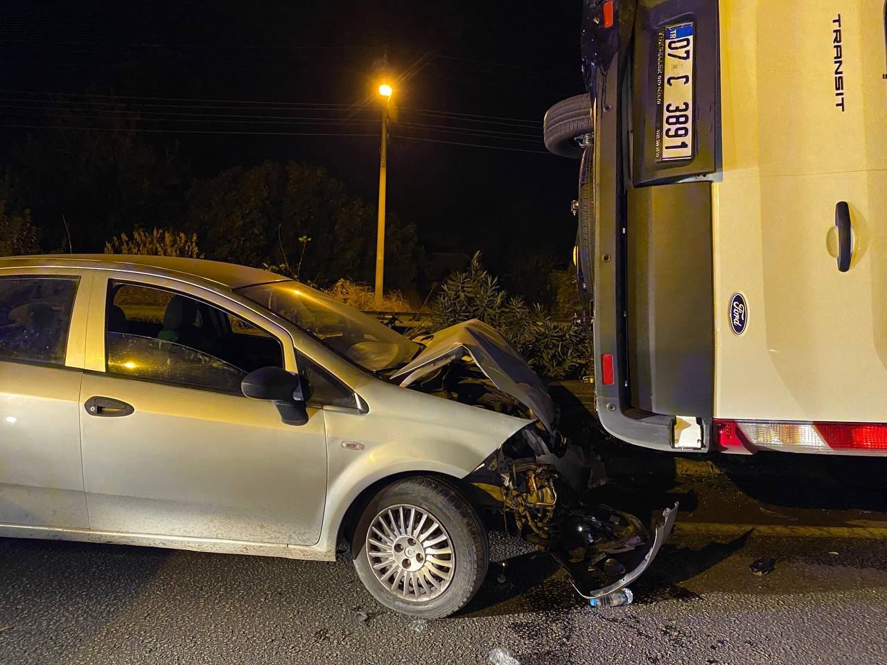 Antalya'da Servis Minibüsü Ile Otomobil Çarpıştı Yaralı Yok (2)