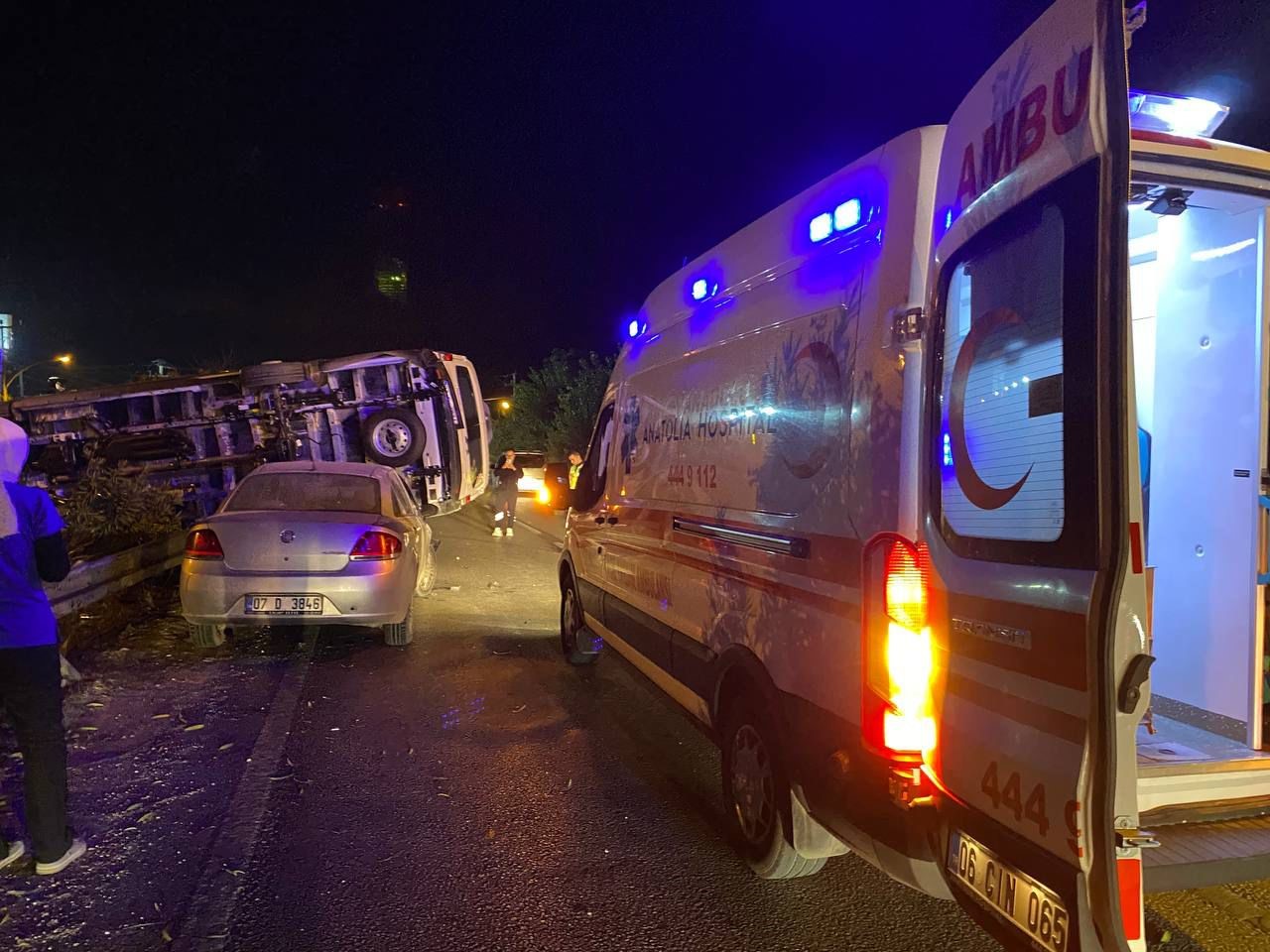 Antalya'da Servis Minibüsü Ile Otomobil Çarpıştı Yaralı Yok (3)