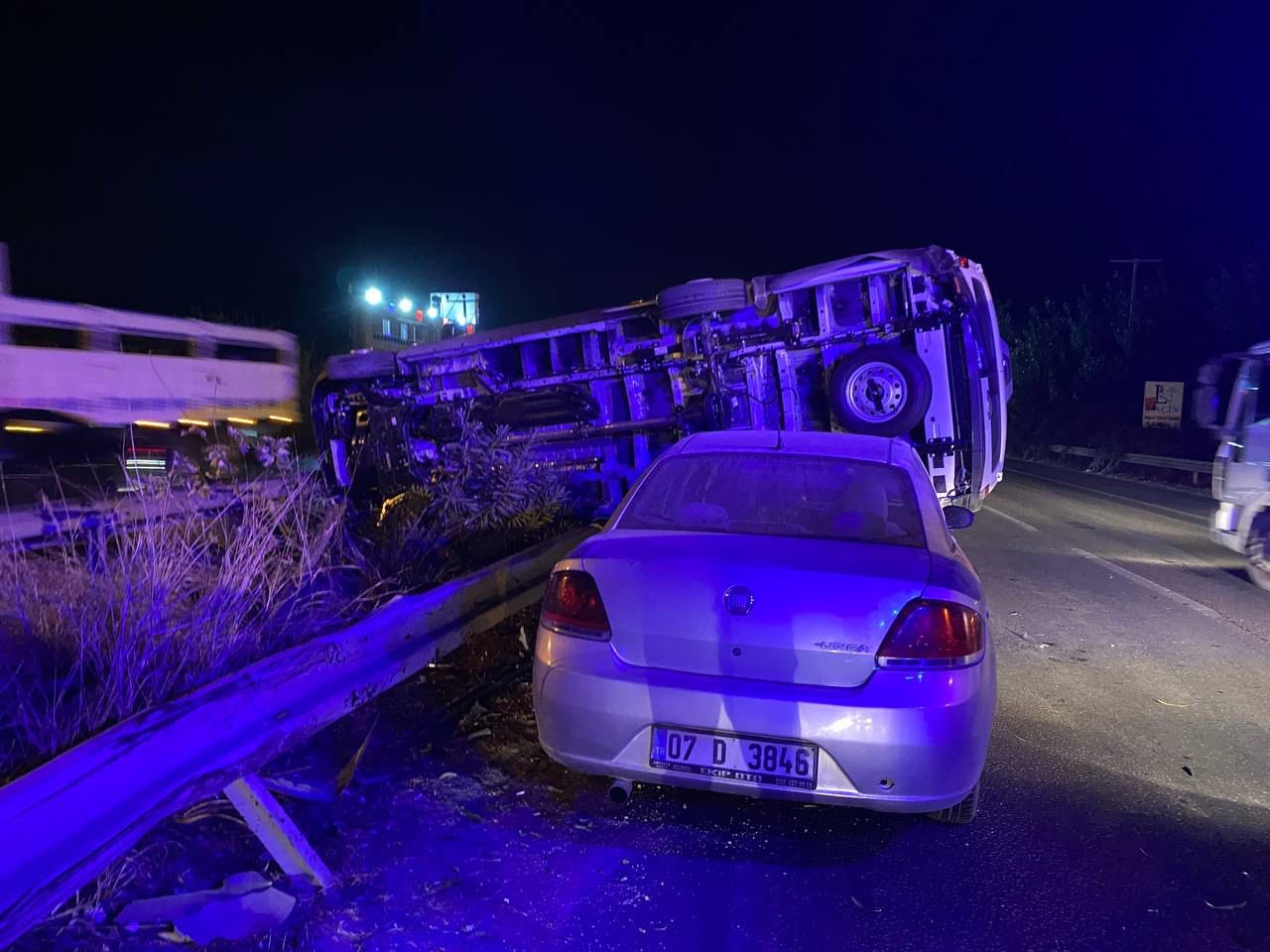 Antalya'da Servis Minibüsü Ile Otomobil Çarpıştı Yaralı Yok (4)