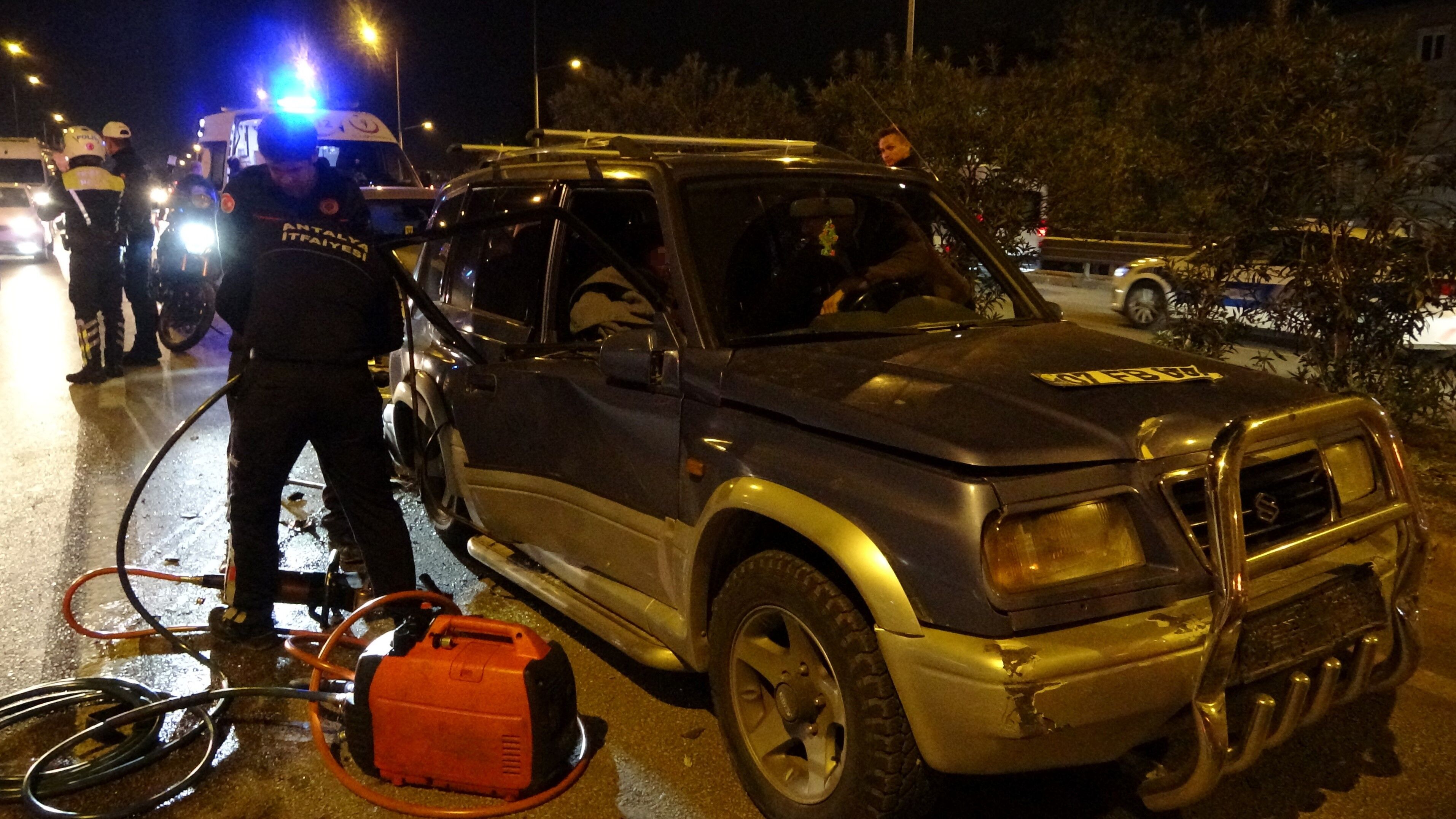 Antalya'da Zincirleme Trafik Kazası 2 Yaralı (1)