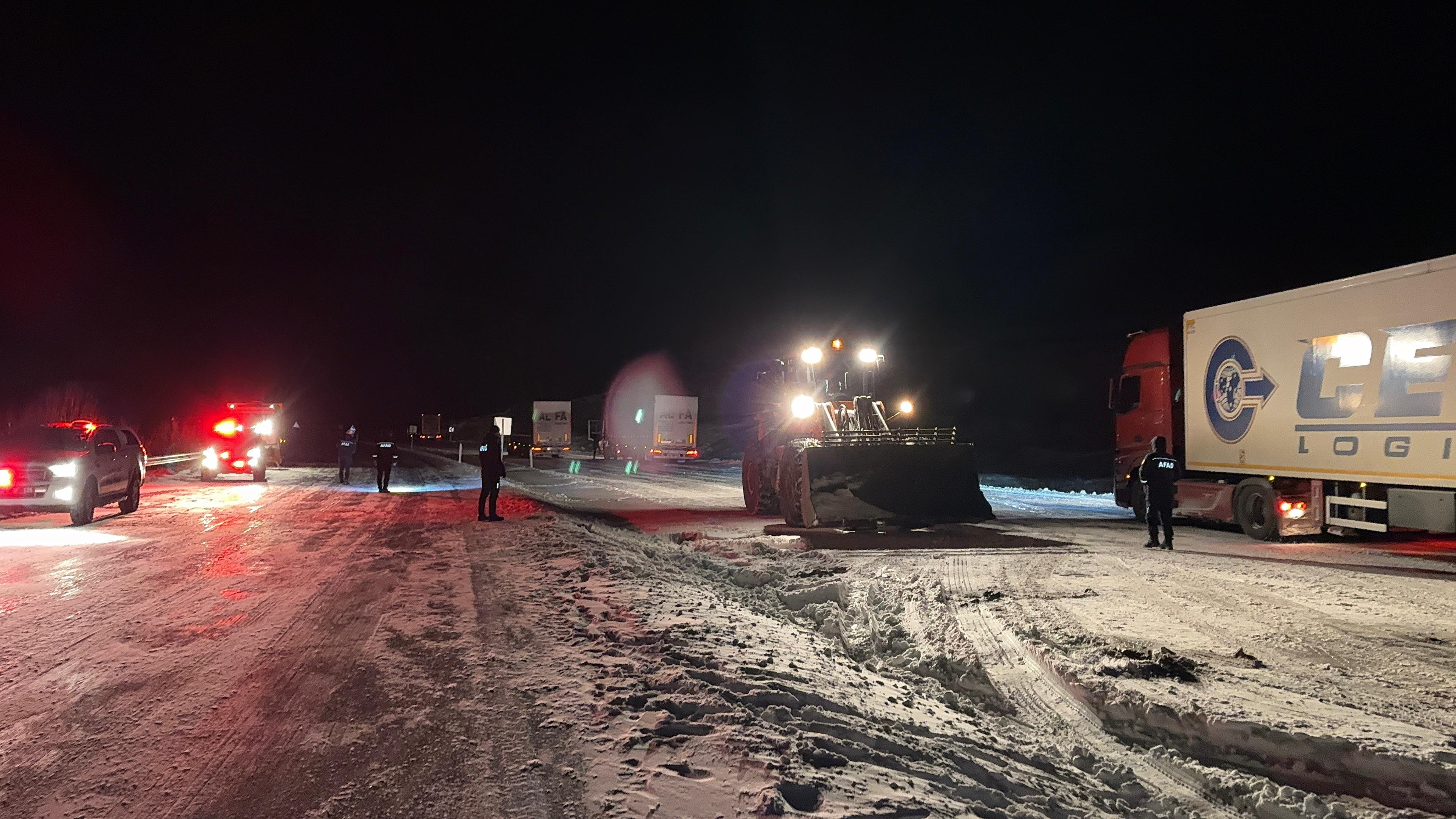 Ardahan'da Kar Ve Tipi Nedeniyle Yolda Kalan 4 Tır Kurtarıldı (2)