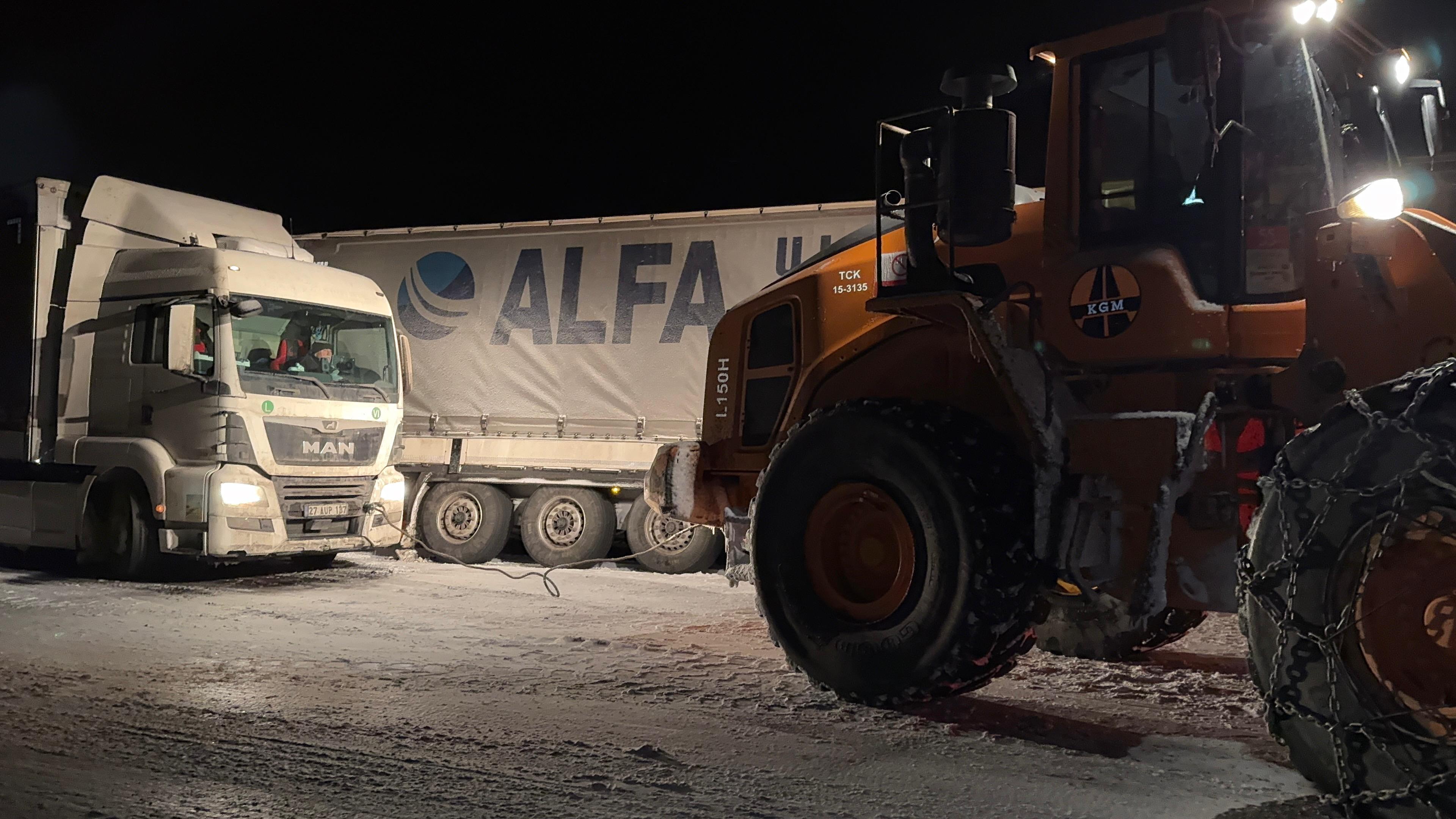 Ardahan'da Kar Ve Tipi Nedeniyle Yolda Kalan 4 Tır Kurtarıldı (3)