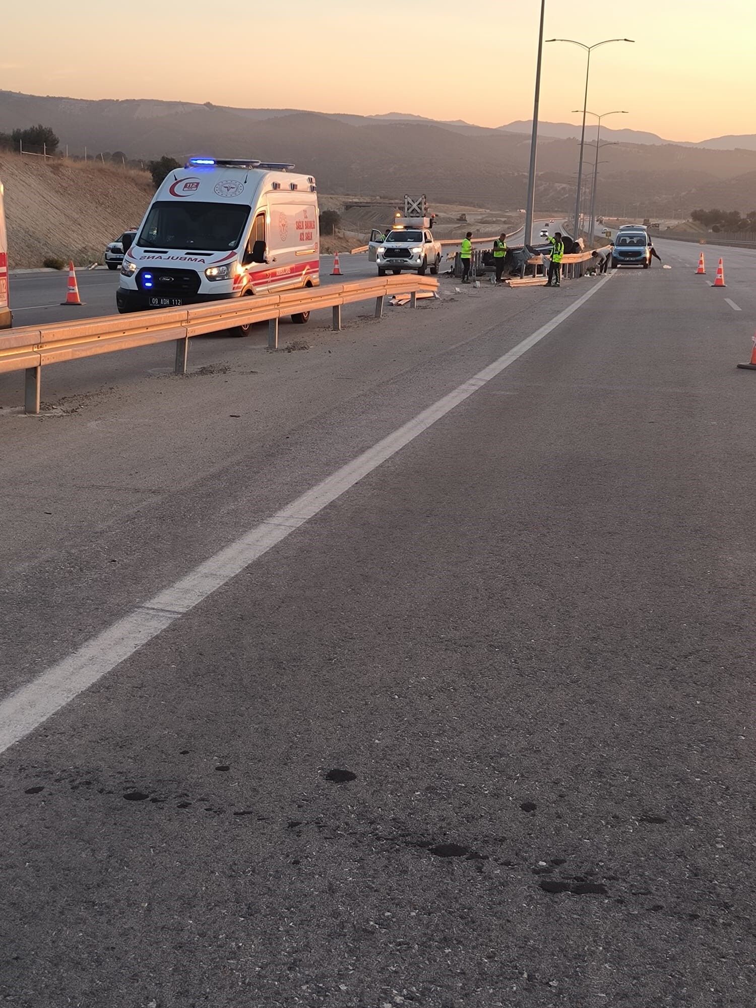 Aydın Denizli Otoyolunda Feci Kaza 3 Kişi Yaralandı1